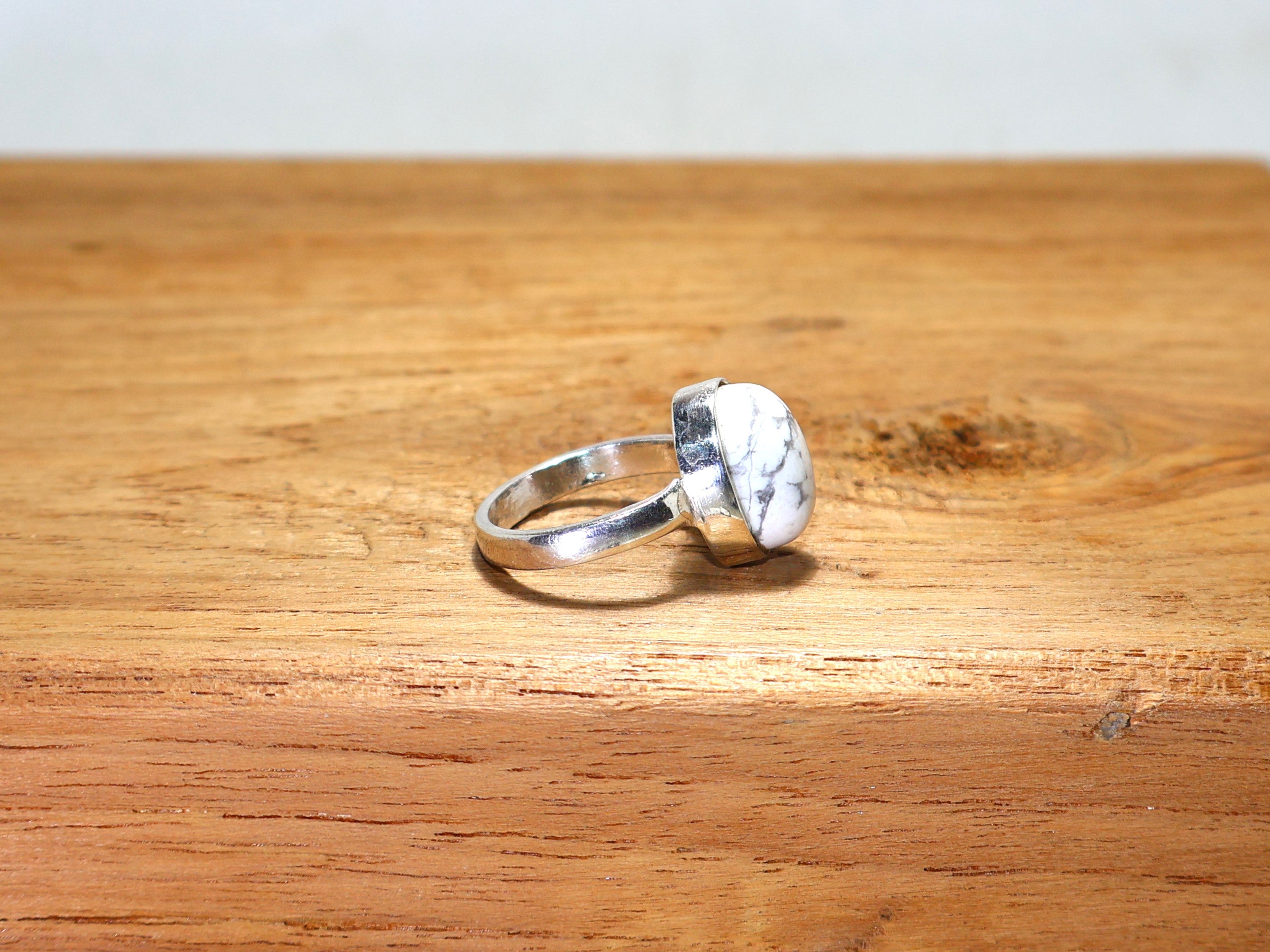 Echter Howlith Ring 925 Sterling Silber Ring Weißer Stein Ring Handgemachter Damen Ring Ovaler Edelstein Ring Einzigartiger Silberring