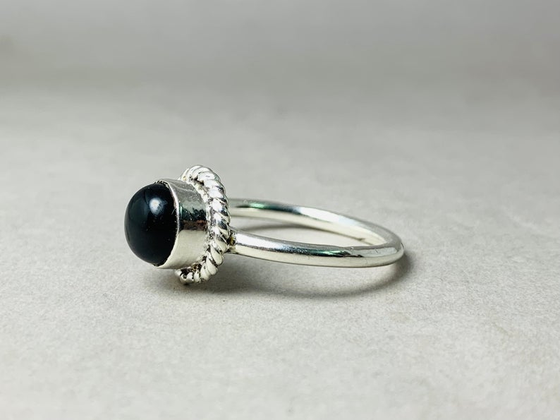 Natürlicher schwarzer Onyx-Ring, 925er Sterlingsilber, Edelsteinring, handgefertigter runder Onyx-Cabochon-Ring, zierlicher Ring
