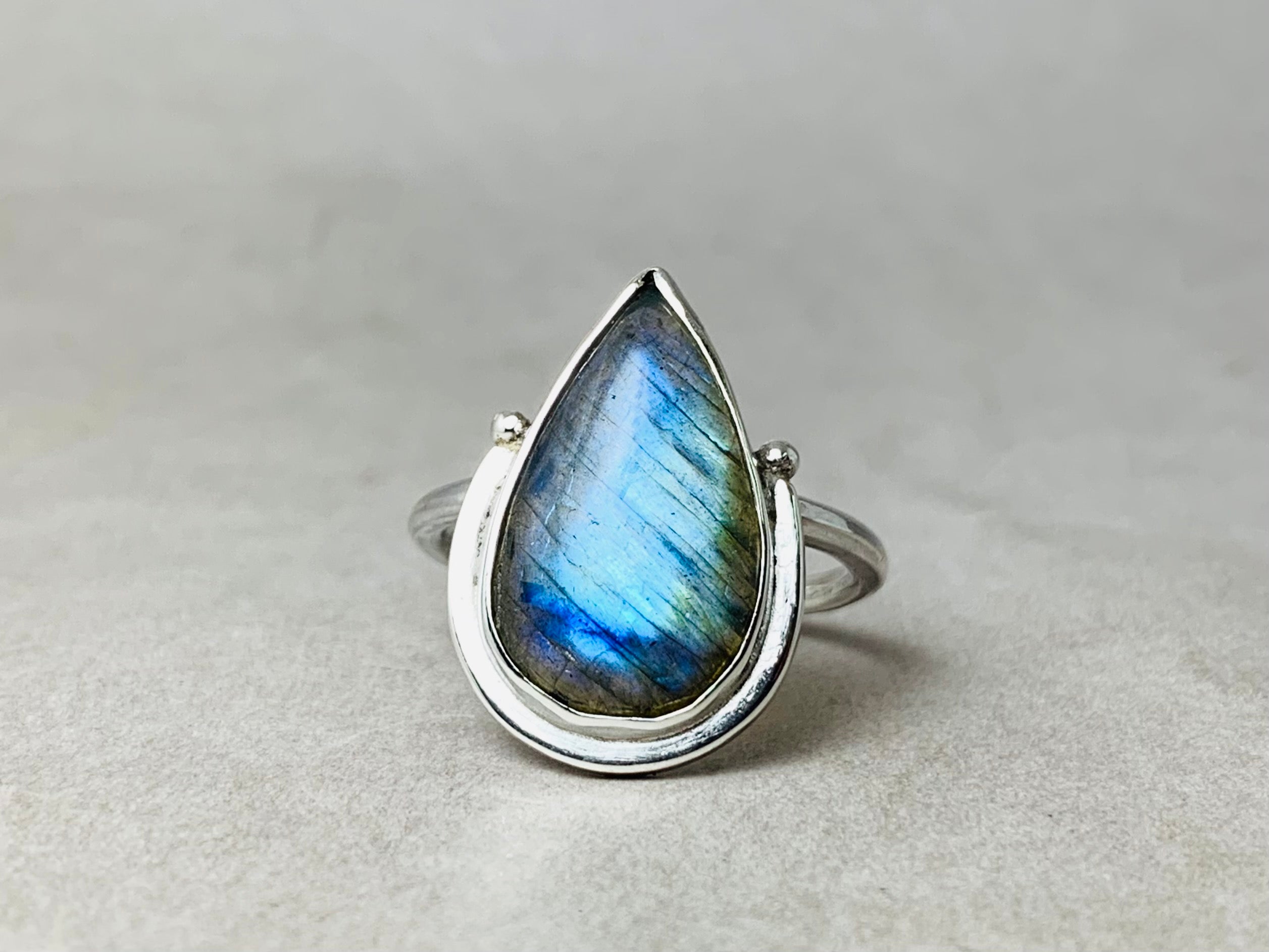 Tropfenförmiger Labradorit-Edelsteinring 925 Sterling Silber Boho Ring Blauer Labradorit Geburtssteinring Einzigartiger Ring Handgemachter Ring