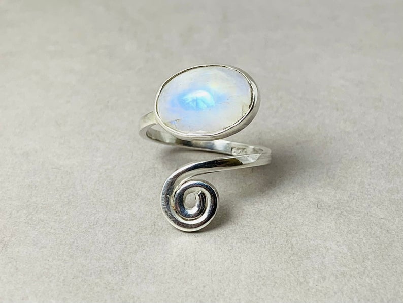 Regenbogen Mondstein Spiralring 925 Silber Ring Handgemachter Ring Geburtsstein Ring Damenring Geschenk für Sie Silberschmuck Boho Ring