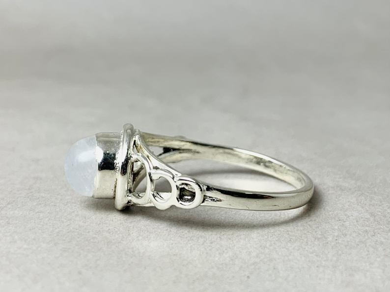 Regenbogen-Mondstein-Ring 925 Sterling Silber Runder Edelstein Boho Blauer Feuer-Mondstein-Ring für Frauen Cabochon-Ring