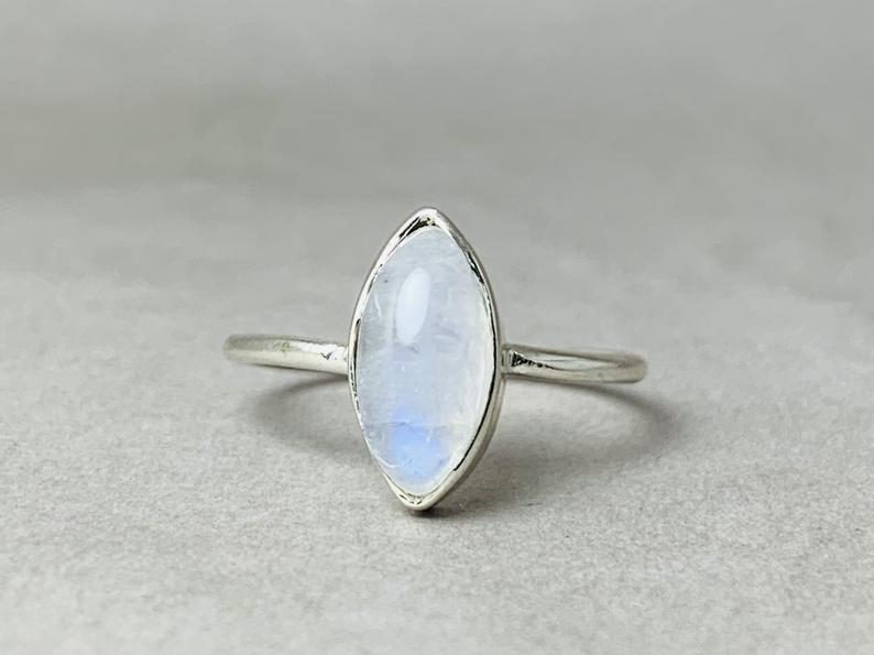 Natürlicher blauer Feuer-Mondsteinring Handgemachter böhmischer Ring Marquise-Form Mondstein Alltagsring Geschenk für sie 925 Sterling Silber