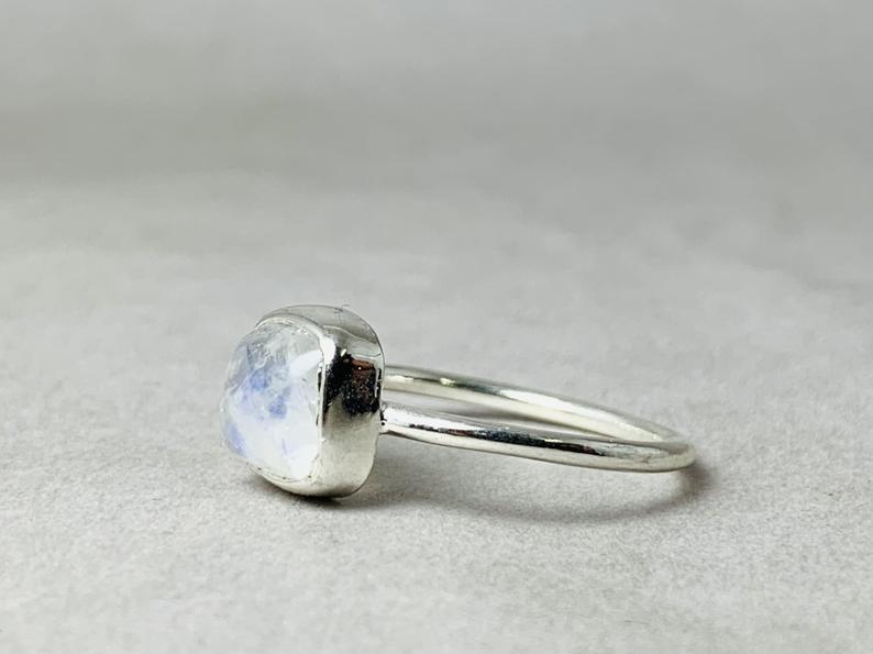 Quadratischer Regenbogen-Mondsteinring 925 Sterling Silber Geburtssteinring Versprechensring Ring Für Frauen Blauer Feuerring