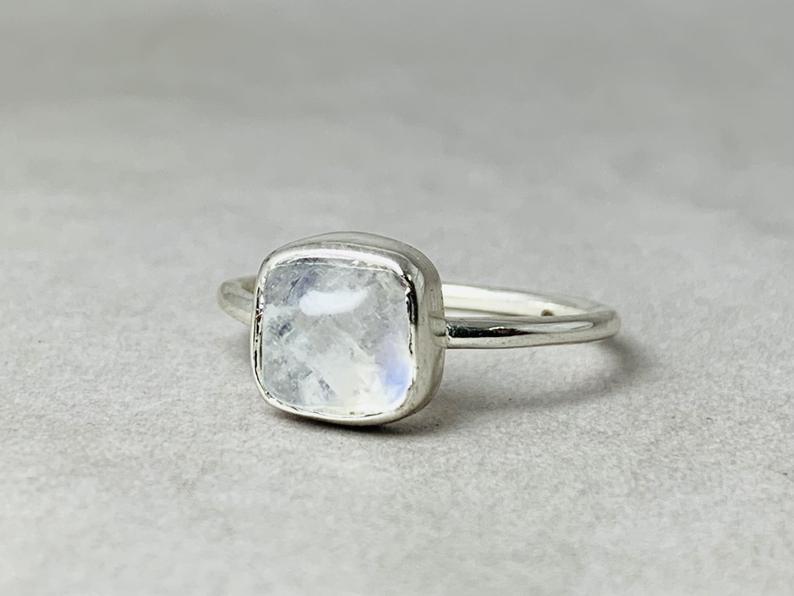 Quadratischer Regenbogen-Mondsteinring 925 Sterling Silber Geburtssteinring Versprechensring Ring Für Frauen Blauer Feuerring
