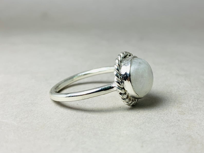 Natürlicher Regenbogen-Mondstein-Ring 925er Sterlingsilber Blauer Feuer-Mondstein Runder Stein Handgemachtes Geschenk für Sie