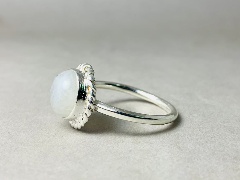Natürlicher Regenbogen-Mondstein-Ring 925er Sterlingsilber Blauer Feuer-Mondstein Runder Stein Handgemachtes Geschenk für Sie