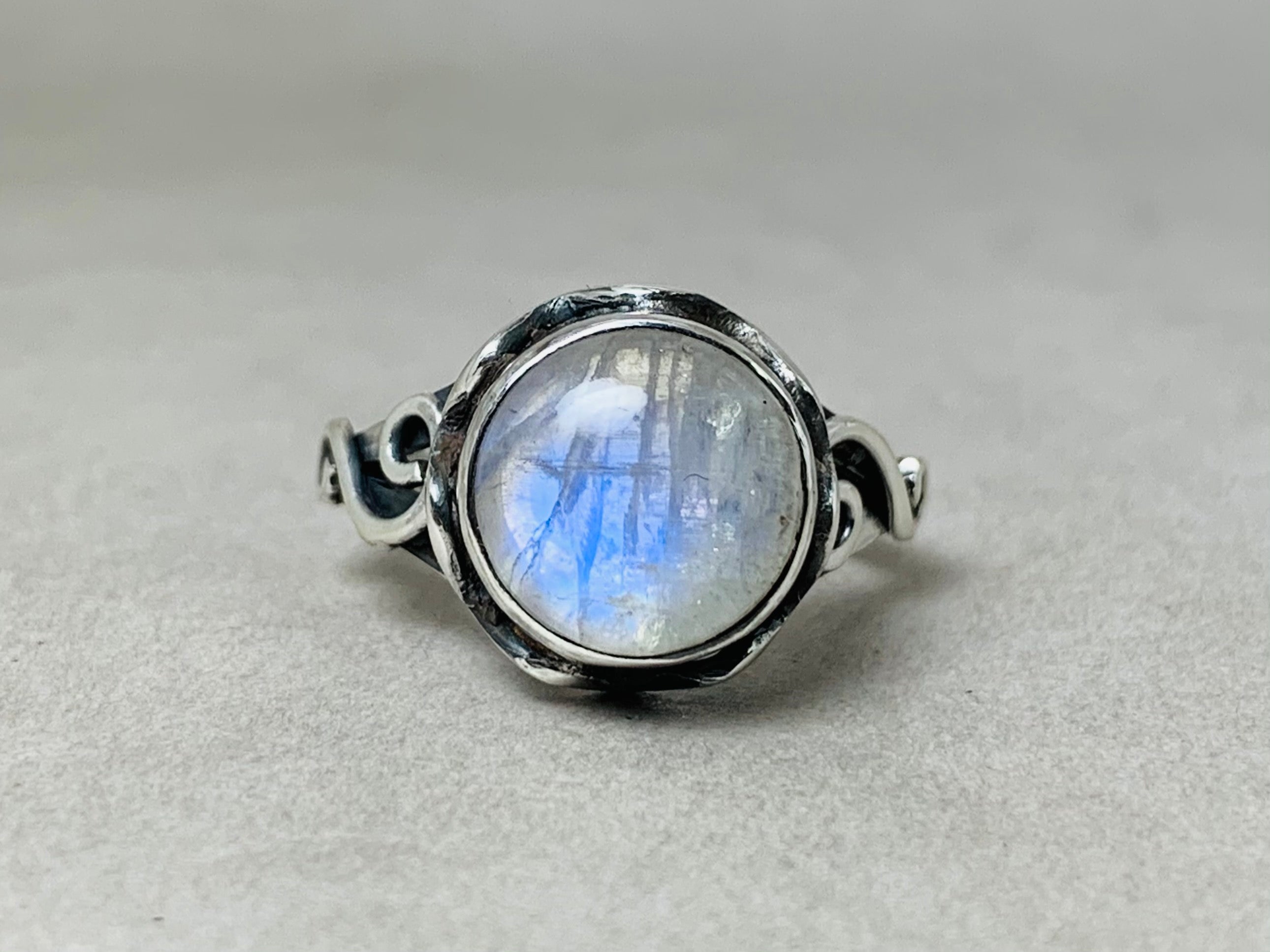 Runder Mondsteinring 925 Sterlingsilber Juni Geburtssteinring Handgemachter Ring Blauer Blitz Schmuck