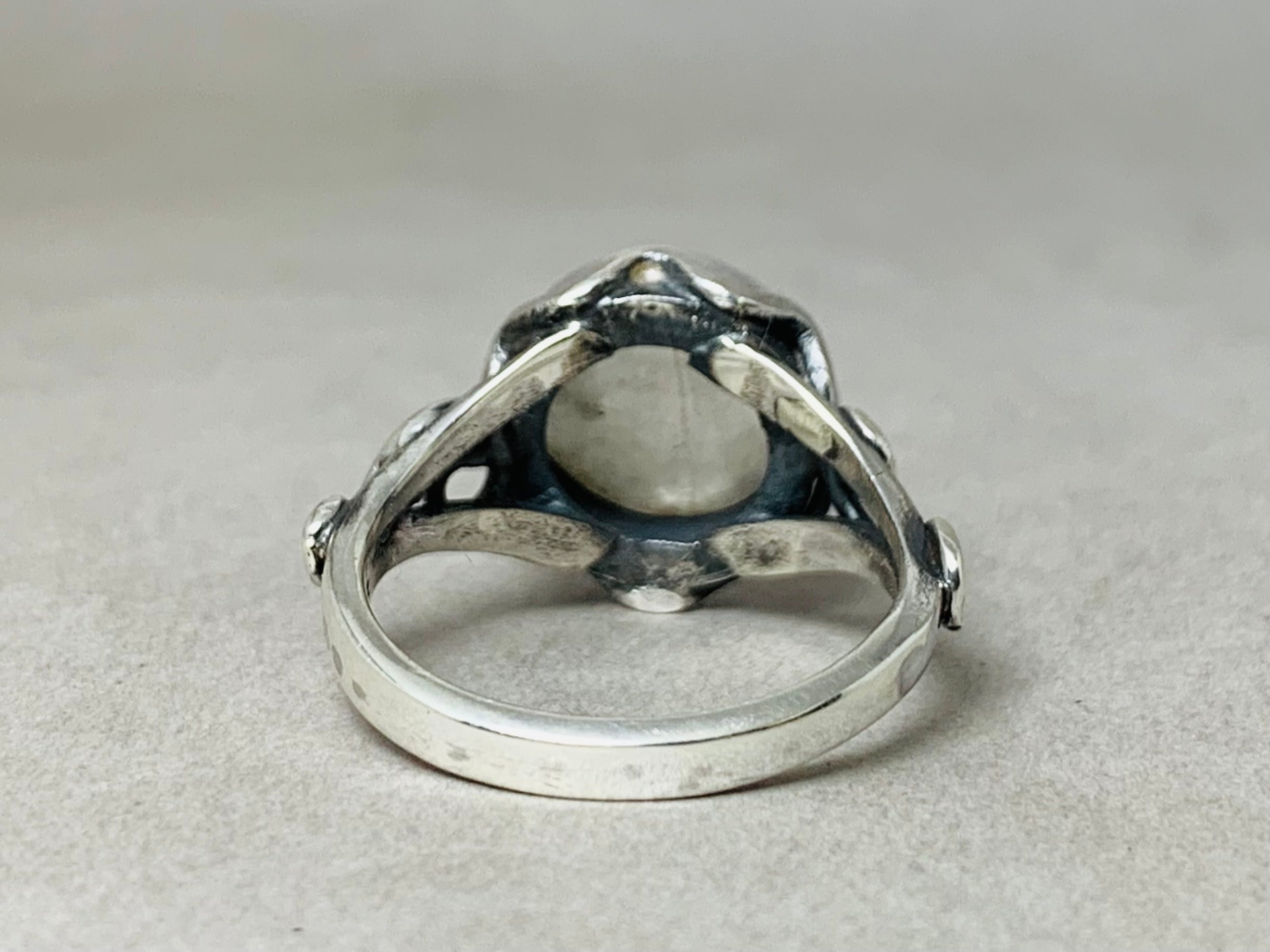 Runder Mondsteinring 925 Sterlingsilber Juni Geburtssteinring Handgemachter Ring Blauer Blitz Schmuck