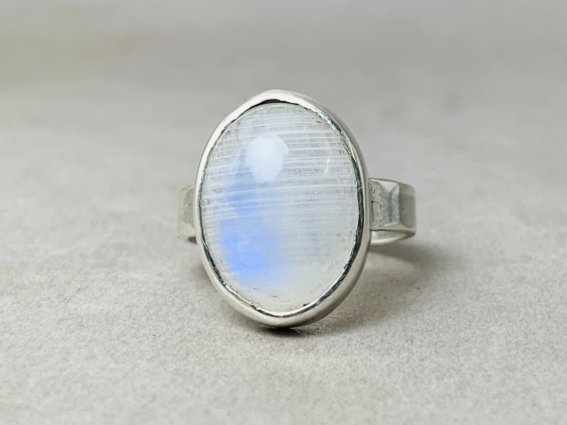 Regenbogen-Mondstein-Ring Massiver Silberring Edelsteinschmuck Ovaler Mondsteinring Handgemachter Boho-Ring Geschenk für Sie