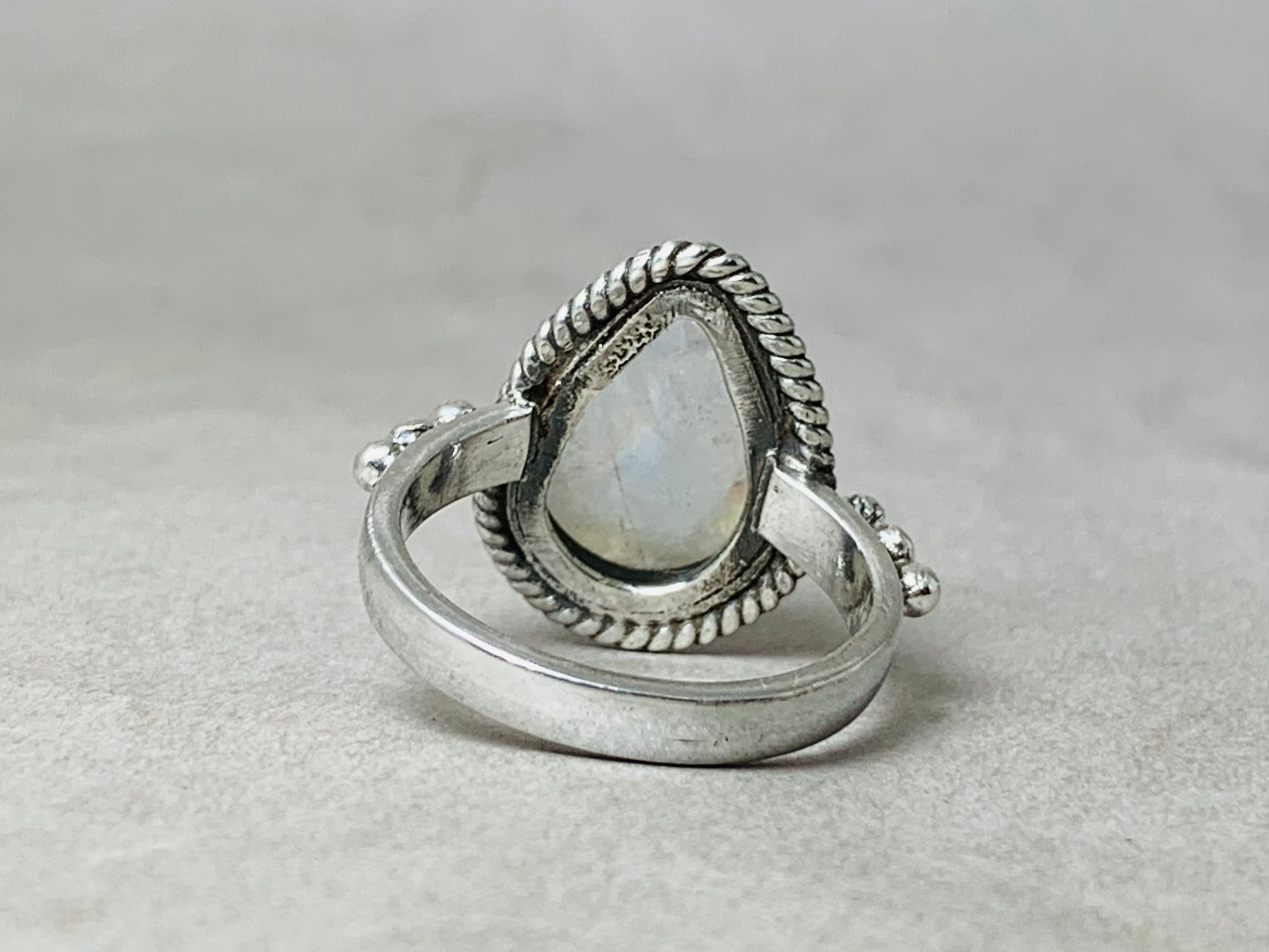 Mondstein-Tropfenring, birnenförmiger Mondsteinring, Ring aus 925er Sterlingsilber, natürlicher Mondstein, handgefertigter Ring, Geburtssteinring