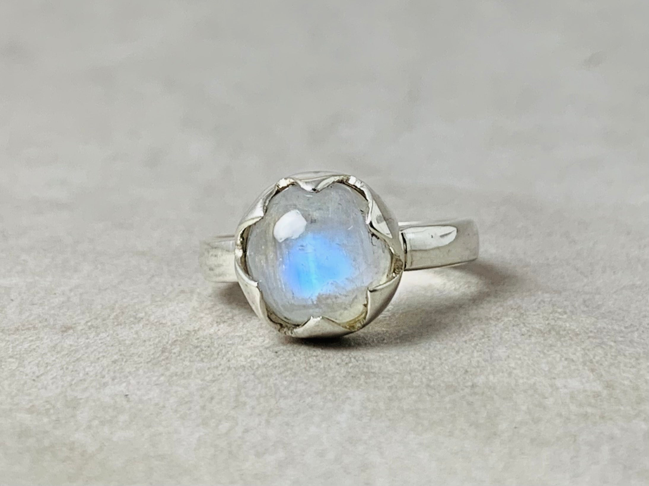 Echter Regenbogen-Mondsteinring 925 Sterling Silber Runder Blauer Mondstein Statement-Ring Handgefertigter Ring Perfektes Geschenk für sie