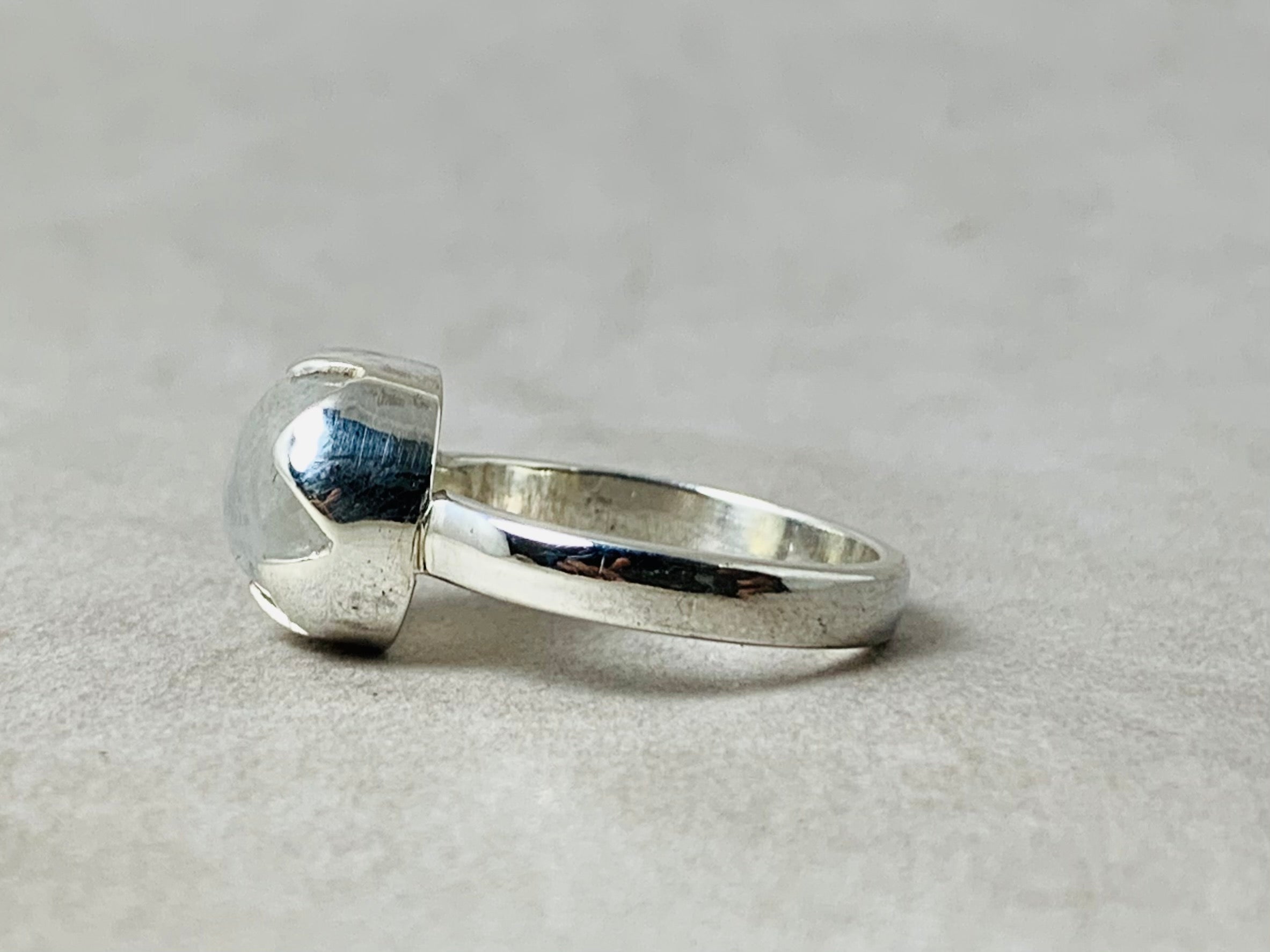 Echter Regenbogen-Mondsteinring 925 Sterling Silber Runder Blauer Mondstein Statement-Ring Handgefertigter Ring Perfektes Geschenk für sie
