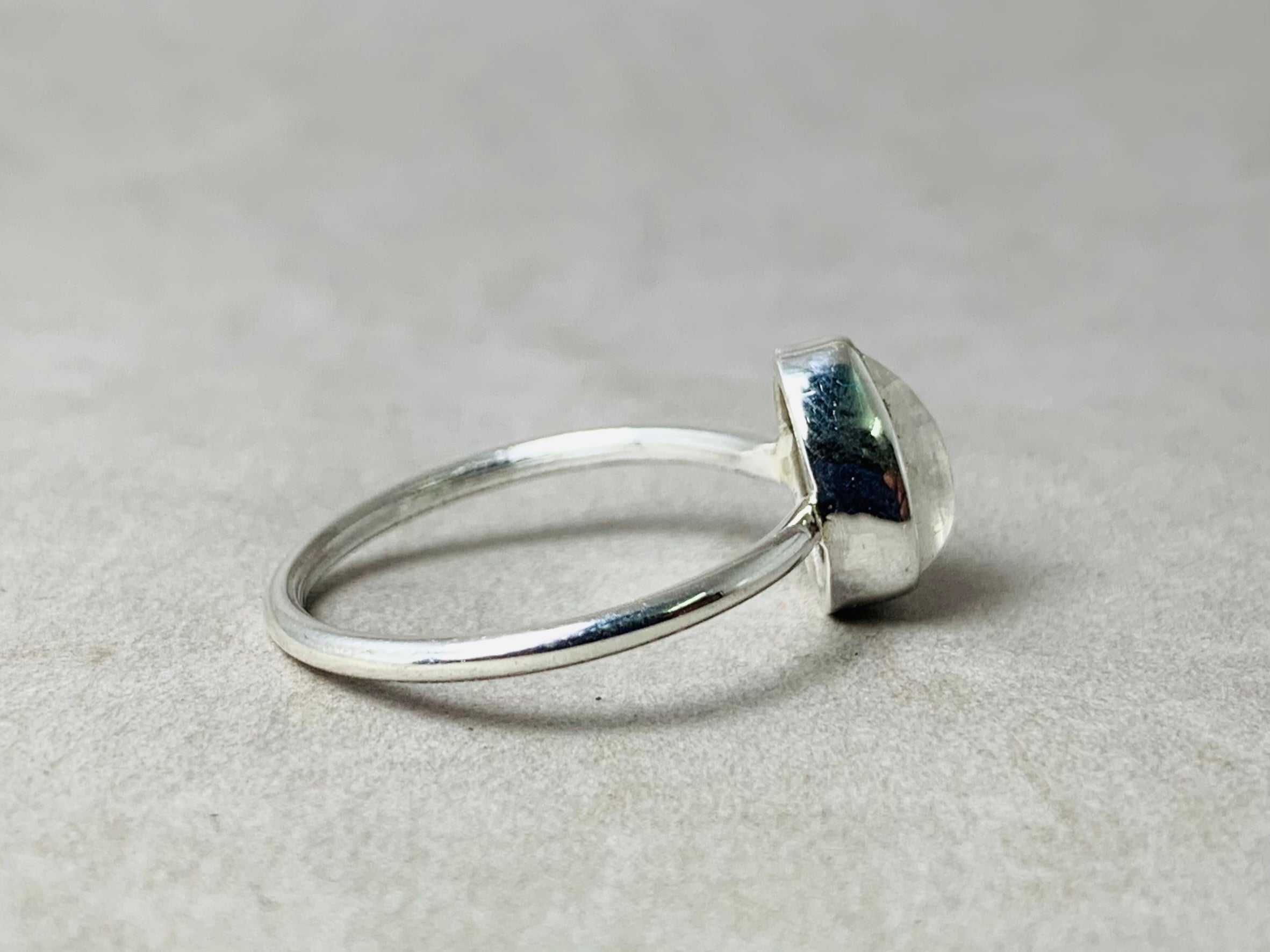 Birnen-Mondstein-Ring 925 Sterling Silber Regenbogen Kleiner Mondstein Minimalistischer Damen Alltagsring