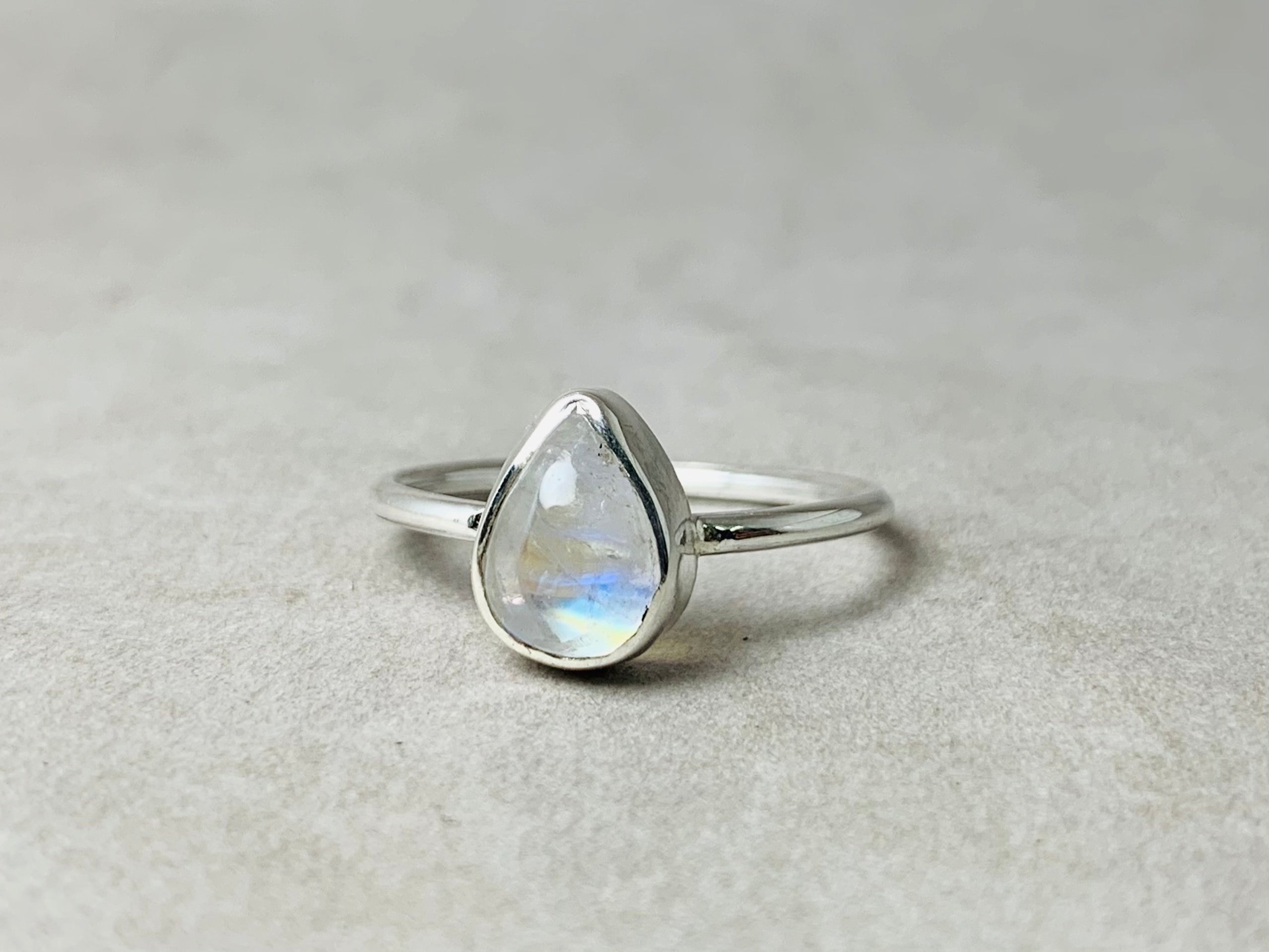 Birnen-Mondstein-Ring 925 Sterling Silber Regenbogen Kleiner Mondstein Minimalistischer Damen Alltagsring