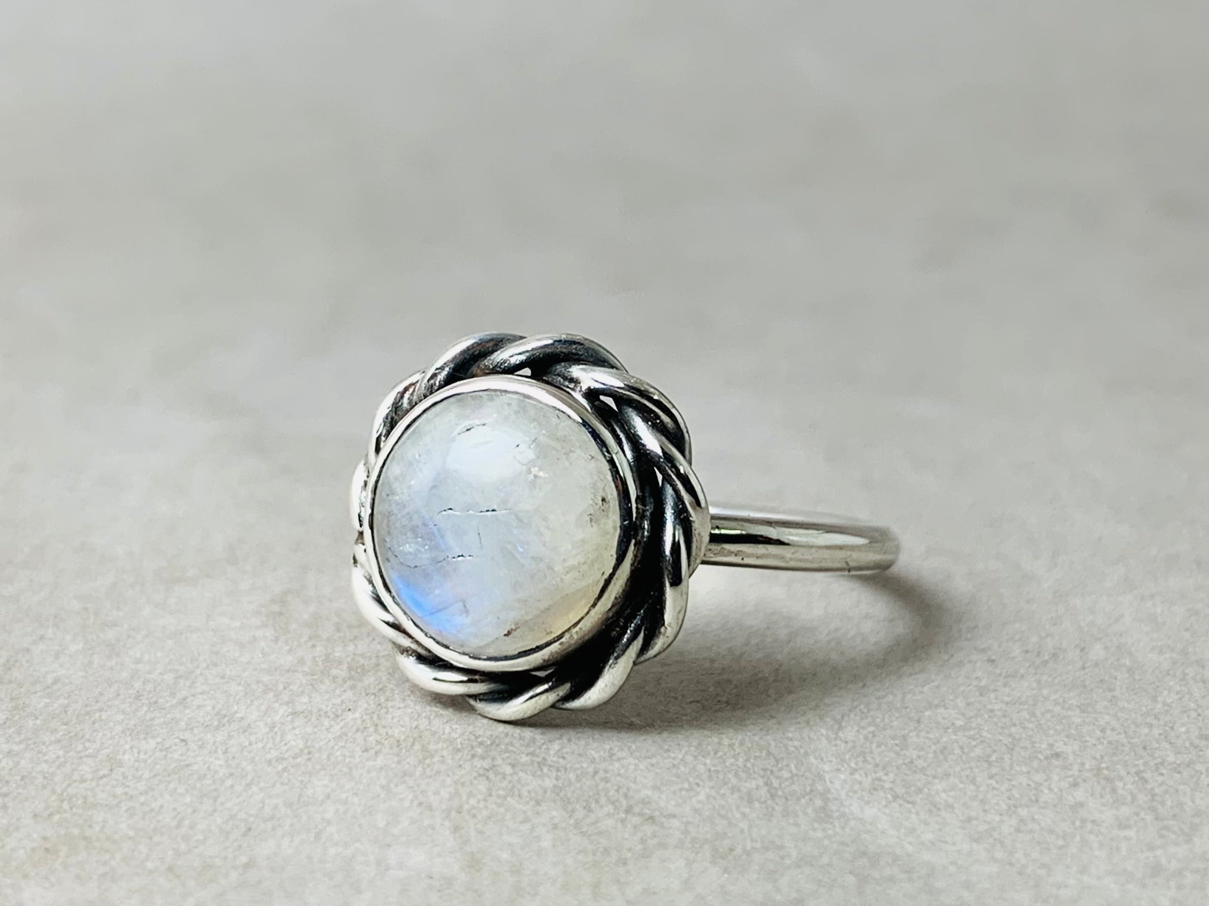 Weißer Mondstein-Ring, 925er Silberring, handgefertigter Statement-Ring, Damen-Boho-Ring, Regenbogen-Mondstein