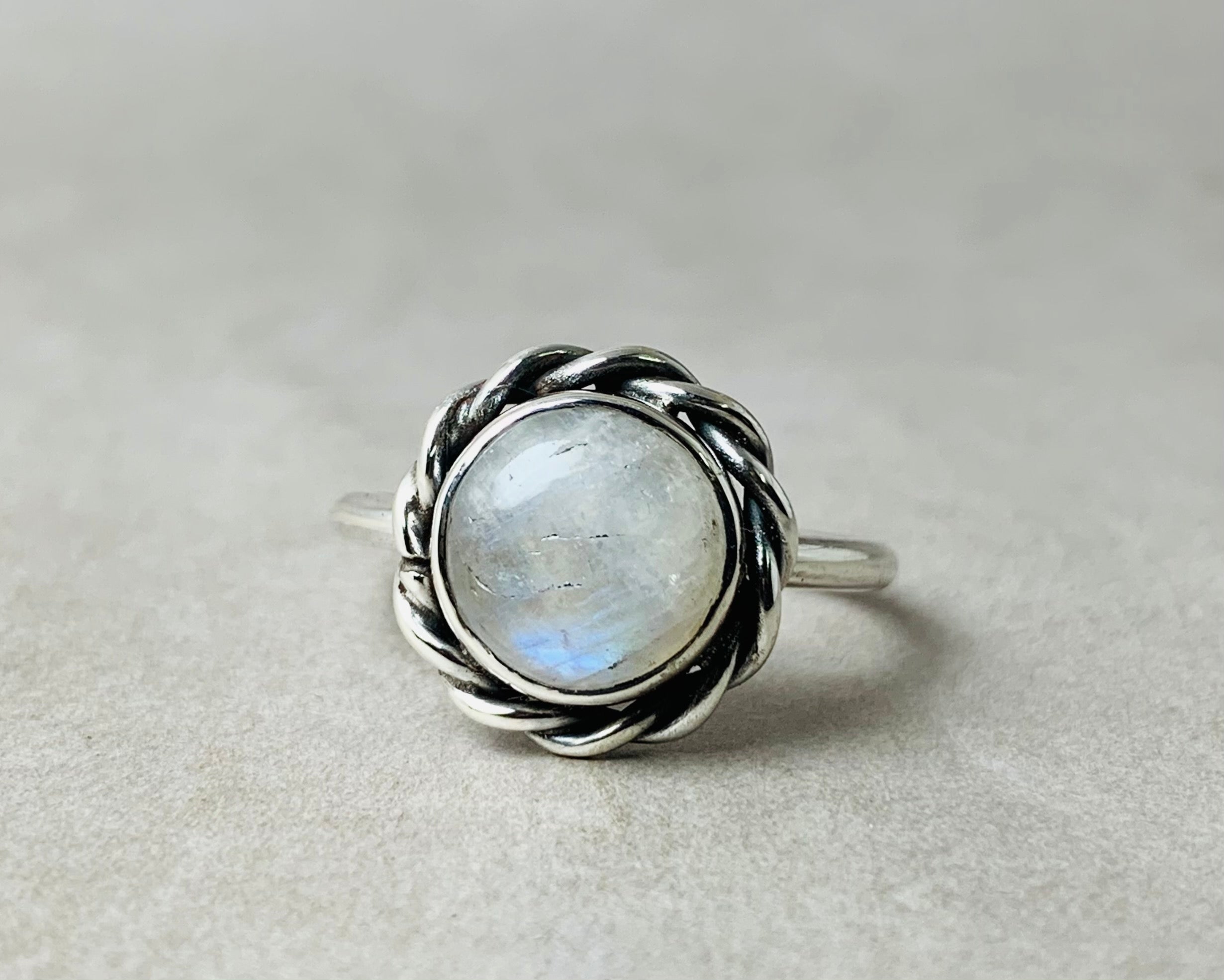 Weißer Mondstein-Ring, 925er Silberring, handgefertigter Statement-Ring, Damen-Boho-Ring, Regenbogen-Mondstein