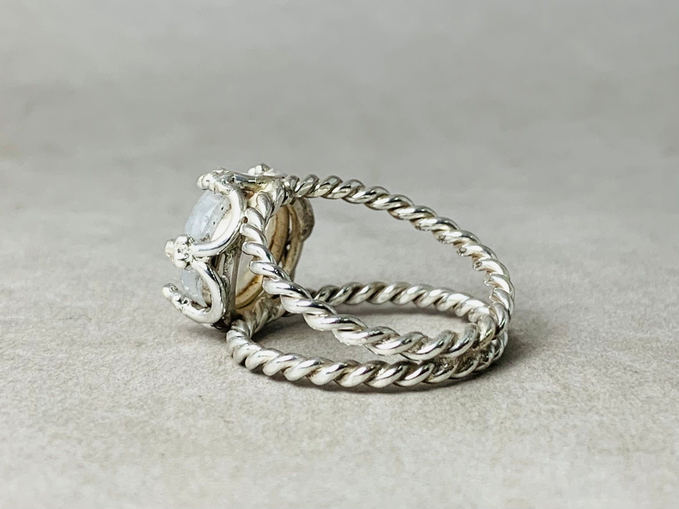 Natürlicher Regenbogen-Mondsteinring Handgefertigt 925 Sterling Silber Runder Mondstein Geschenk für Sie