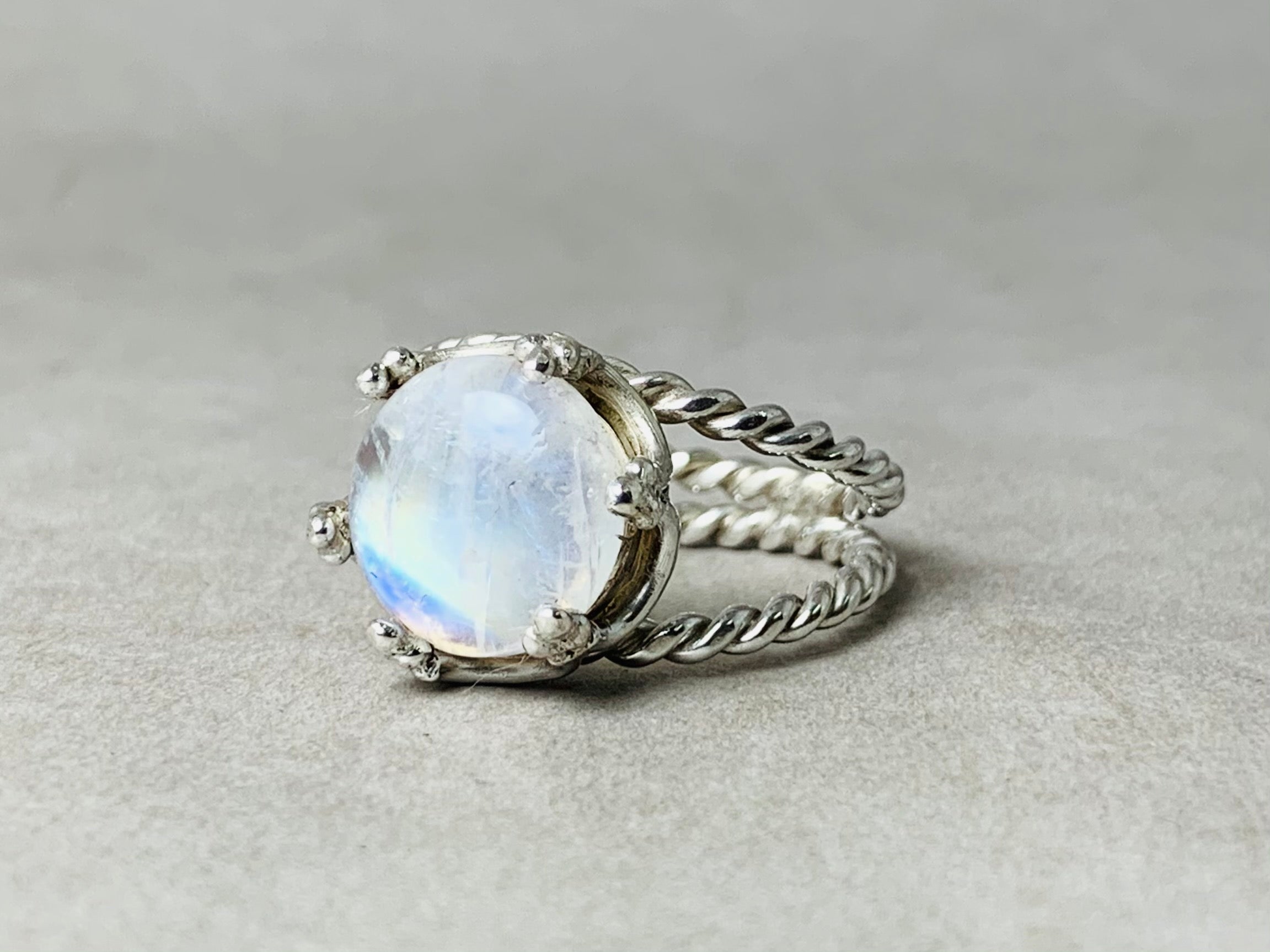 Natürlicher Regenbogen-Mondsteinring Handgefertigt 925 Sterling Silber Runder Mondstein Geschenk für Sie