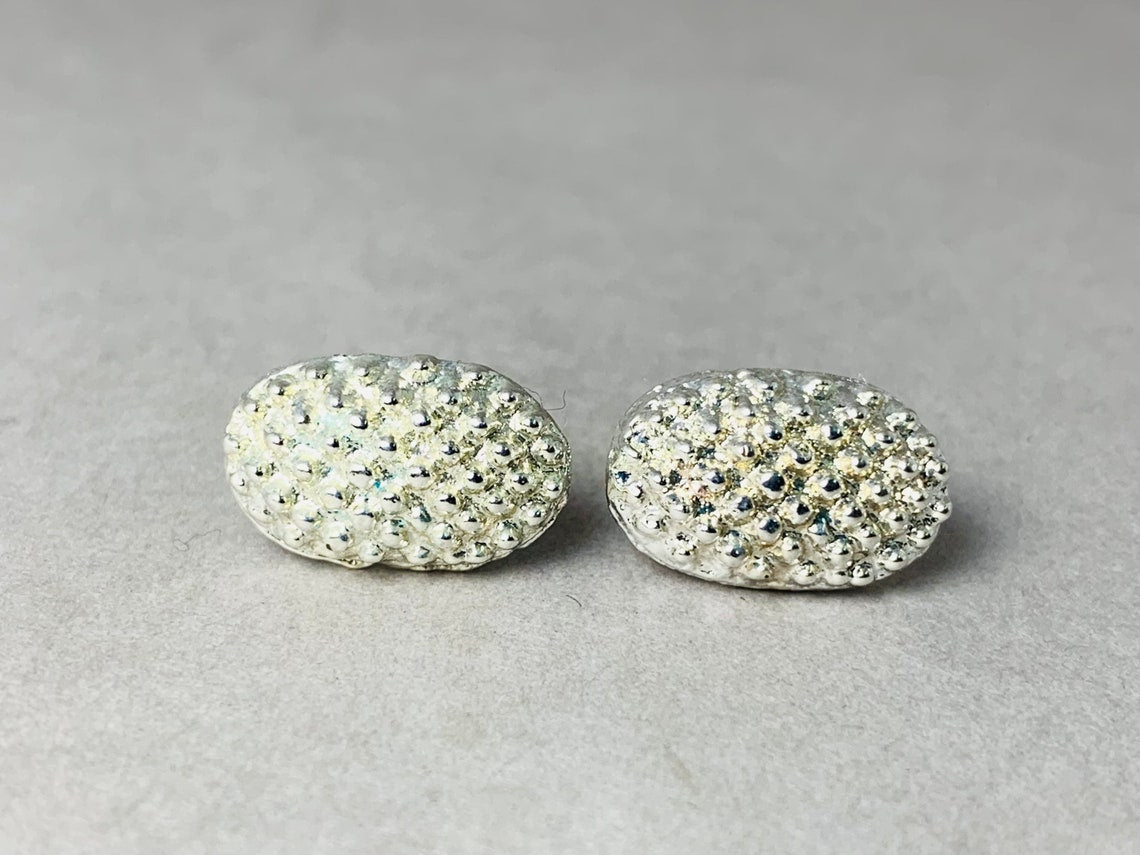 Ohrringe mit gepunkteten Nieten, 925er Silberohrringe, handgefertigte Ohrringe, silberne Damenohrringe, Statement-Ohrringe, Schmuck für sie, Alltags-Ohrringe