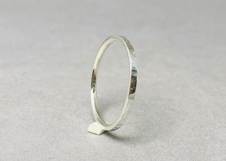 Gehämmerter Silberner Dünner Stapelring Bandring 925 Sterling Silber Handgemachter Texturierter Ring