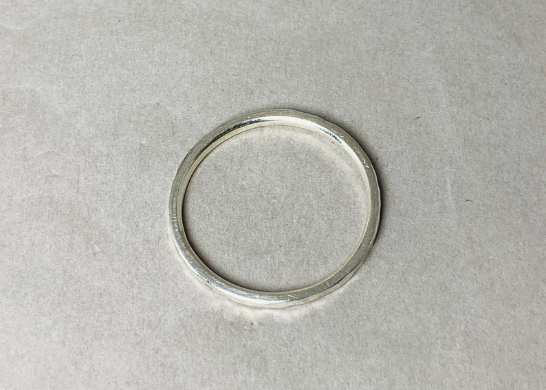 Gehämmerter Silberner Dünner Stapelring Bandring 925 Sterling Silber Handgemachter Texturierter Ring