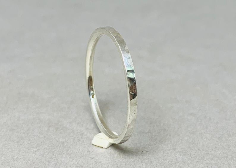 Gehämmerter Silberner Dünner Stapelring Bandring 925 Sterling Silber Handgemachter Texturierter Ring
