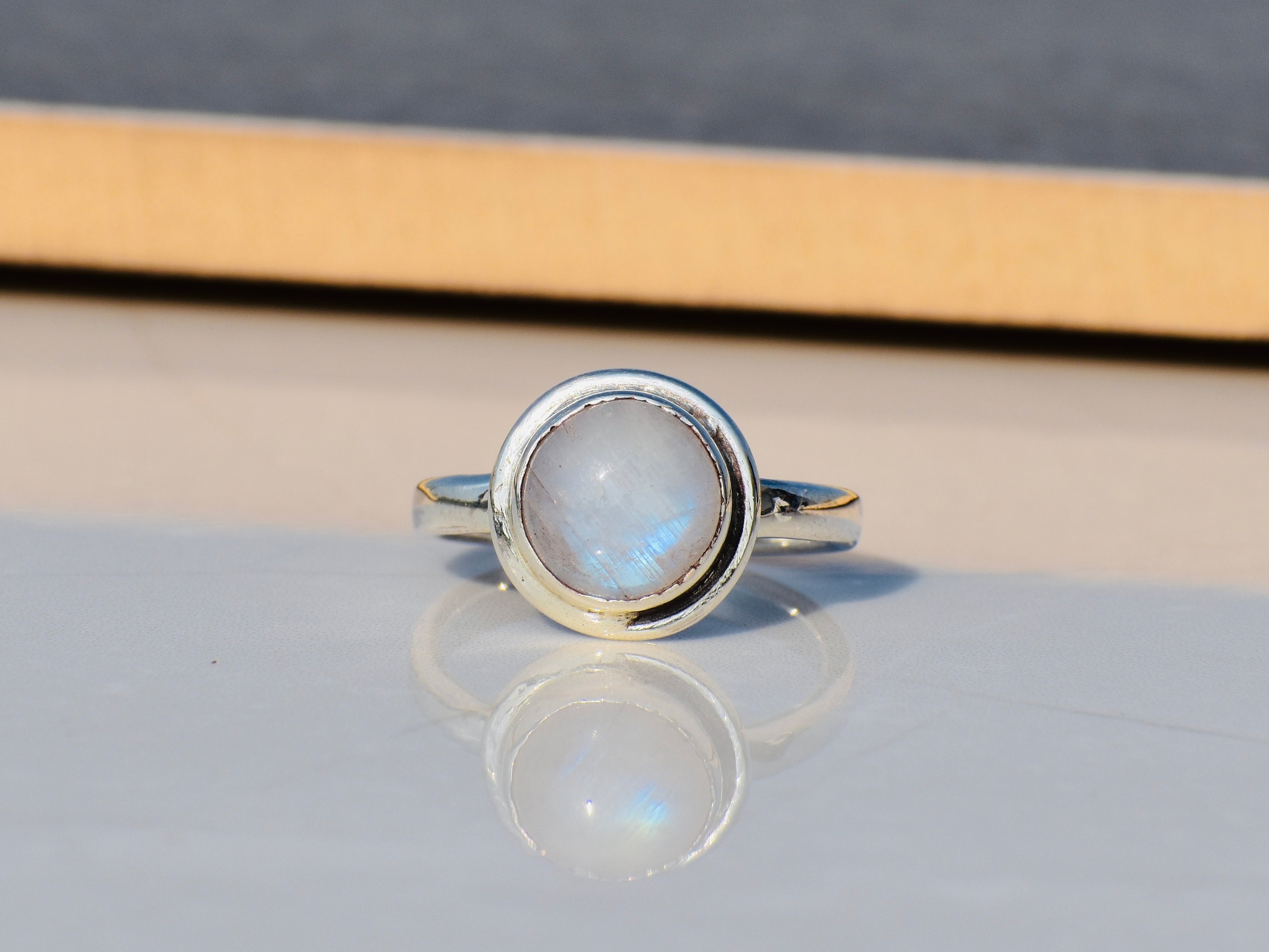 Runder Mondsteinring 925 Silberring Edelsteinring Handgemachter Geburtssteinring Weißer Mondstein Boho Zierlicher Ring