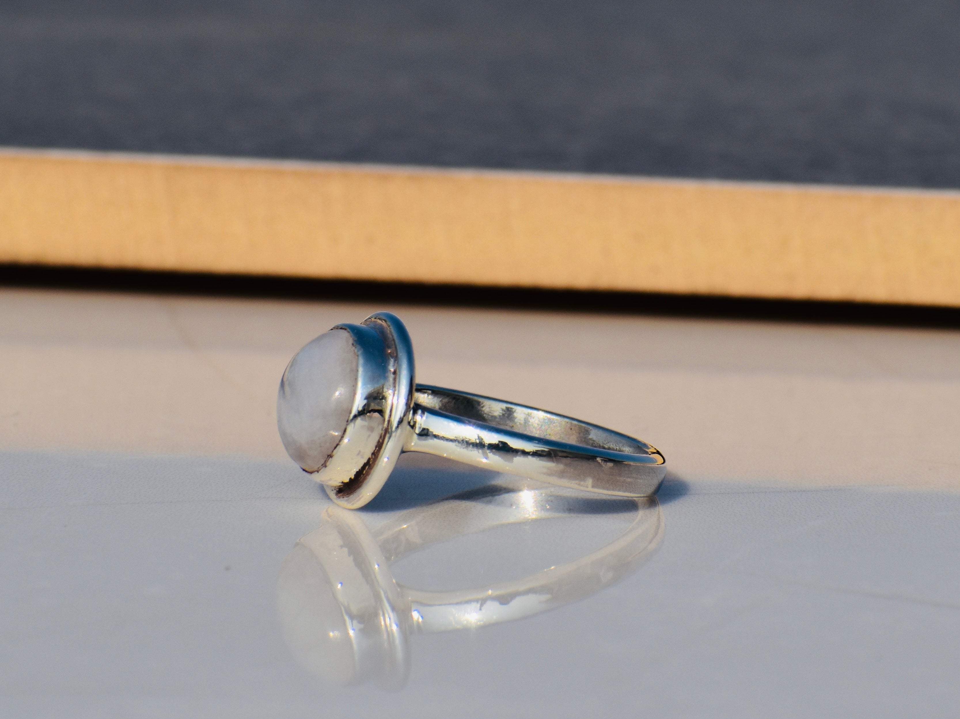 Runder Mondsteinring 925 Silberring Edelsteinring Handgemachter Geburtssteinring Weißer Mondstein Boho Zierlicher Ring