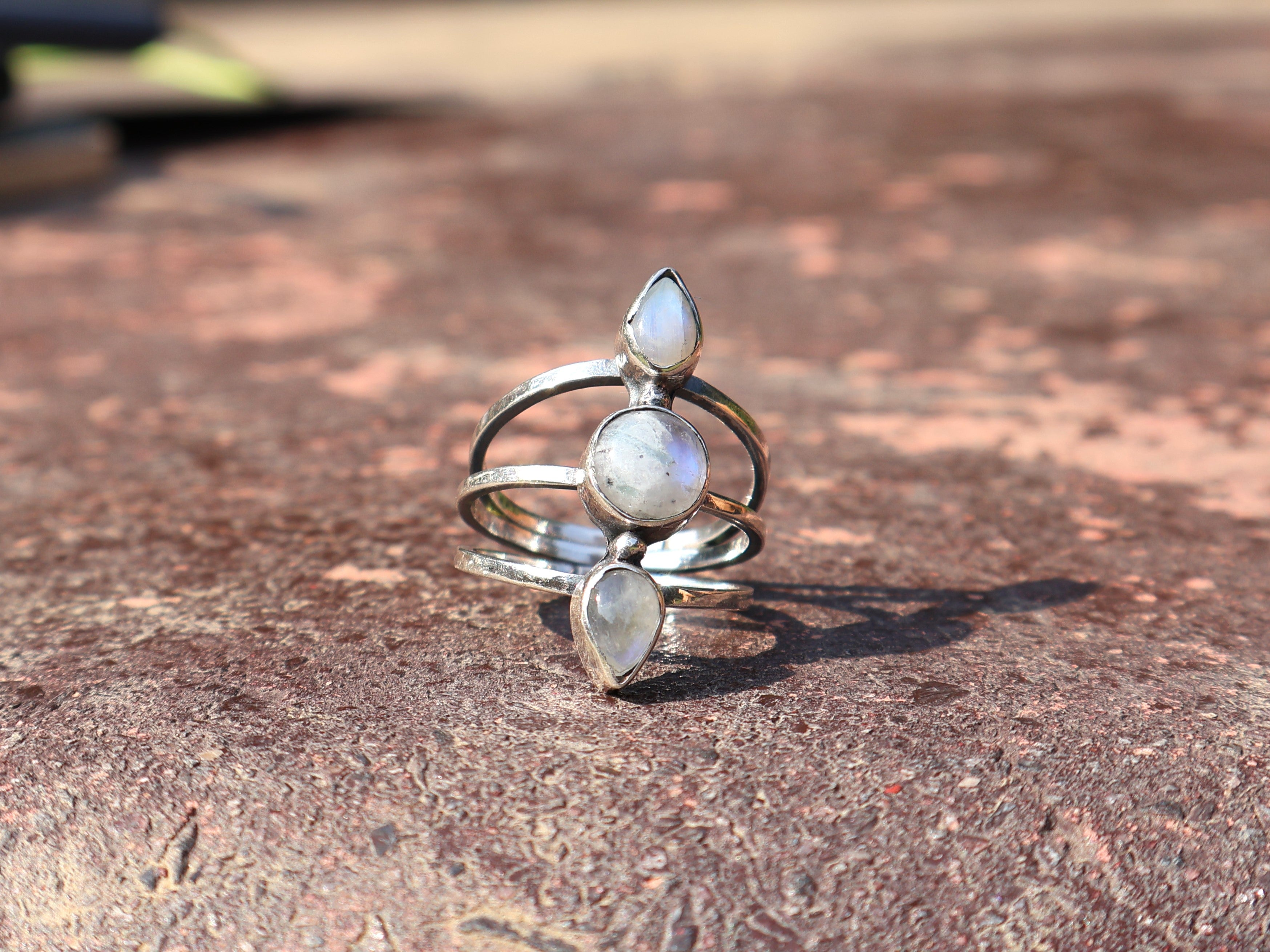 925er Sterling Silber Regenbogen-Mondstein-Ring Dreifacher Mondstein Blauer Feuerring Geburtssteinring Multi-Edelstein-Ring