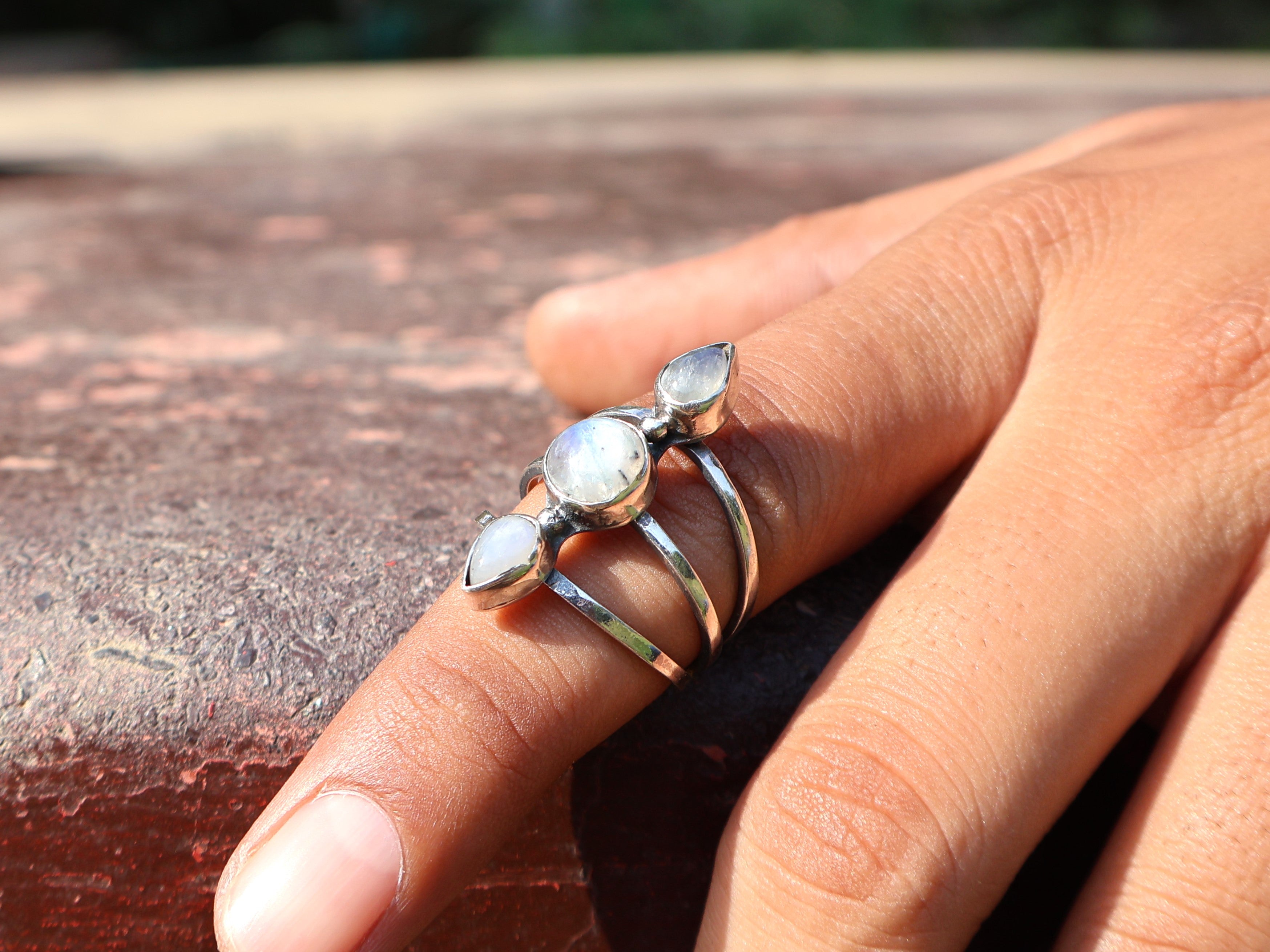 925er Sterling Silber Regenbogen-Mondstein-Ring Dreifacher Mondstein Blauer Feuerring Geburtssteinring Multi-Edelstein-Ring