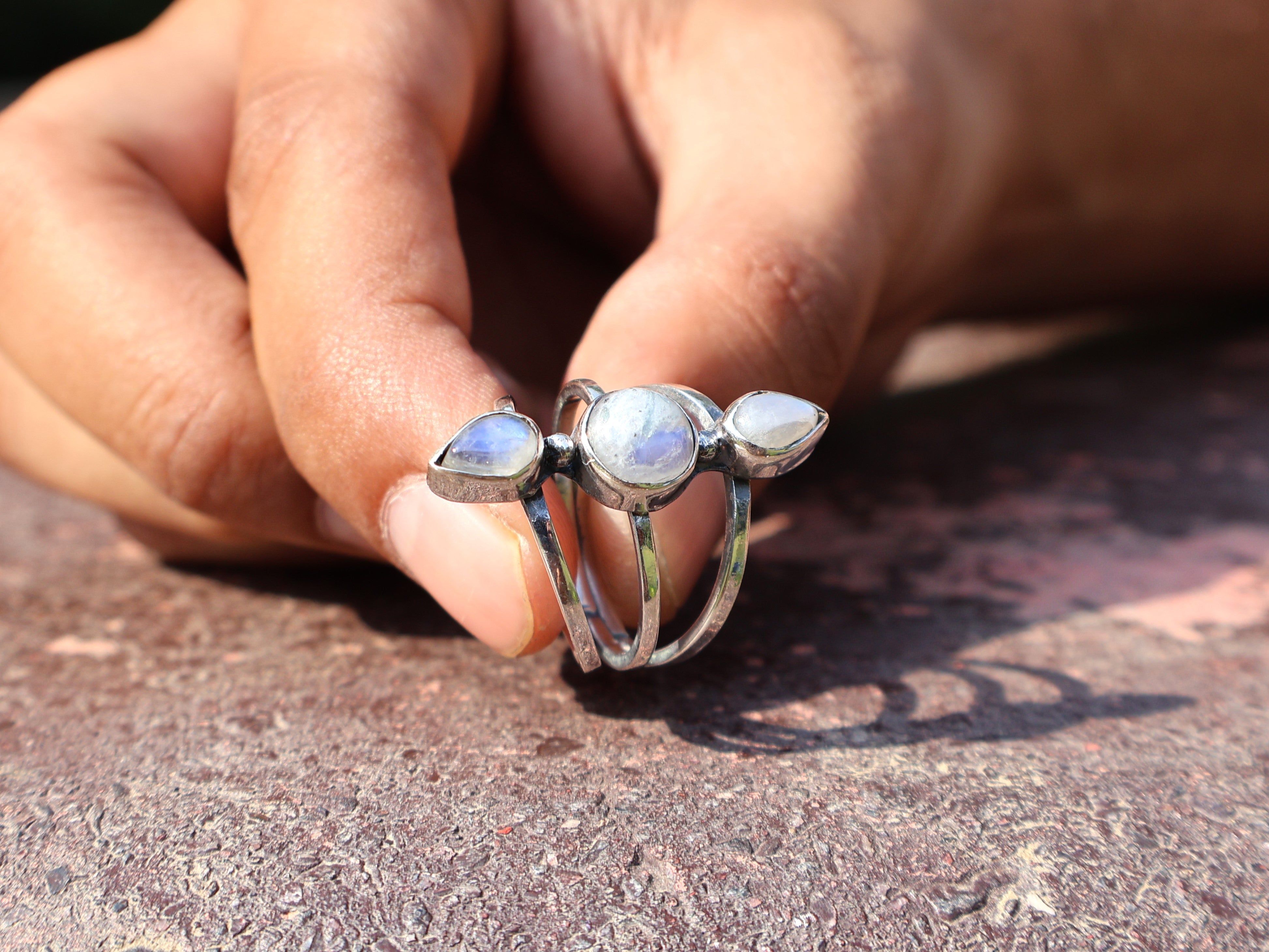 925er Sterling Silber Regenbogen-Mondstein-Ring Dreifacher Mondstein Blauer Feuerring Geburtssteinring Multi-Edelstein-Ring