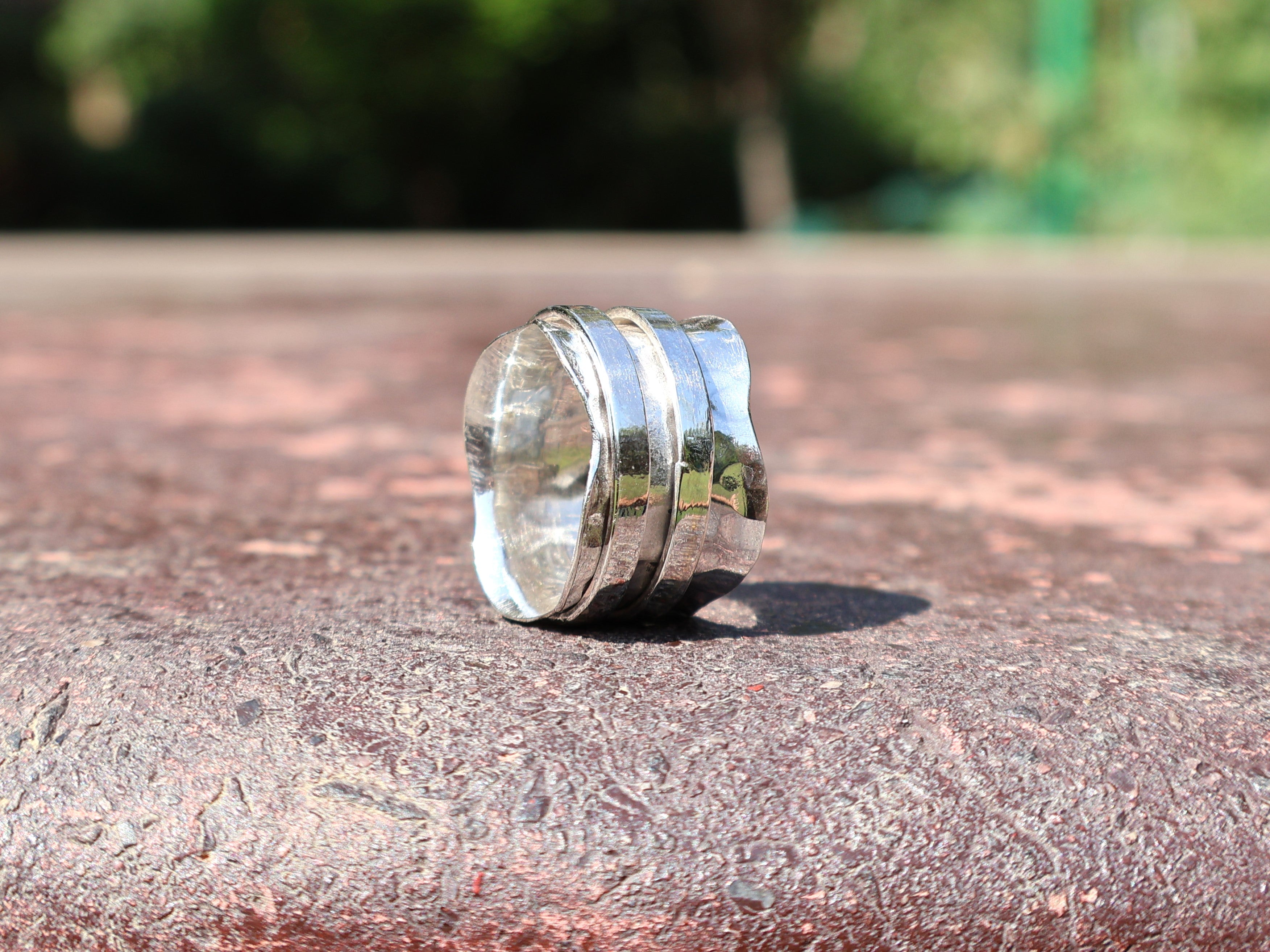 Gehämmerter Bandring aus 925er massivem Sterlingsilber, handgefertigter, einzigartiger Bandring, zarter Ring, Geschenk für Sie