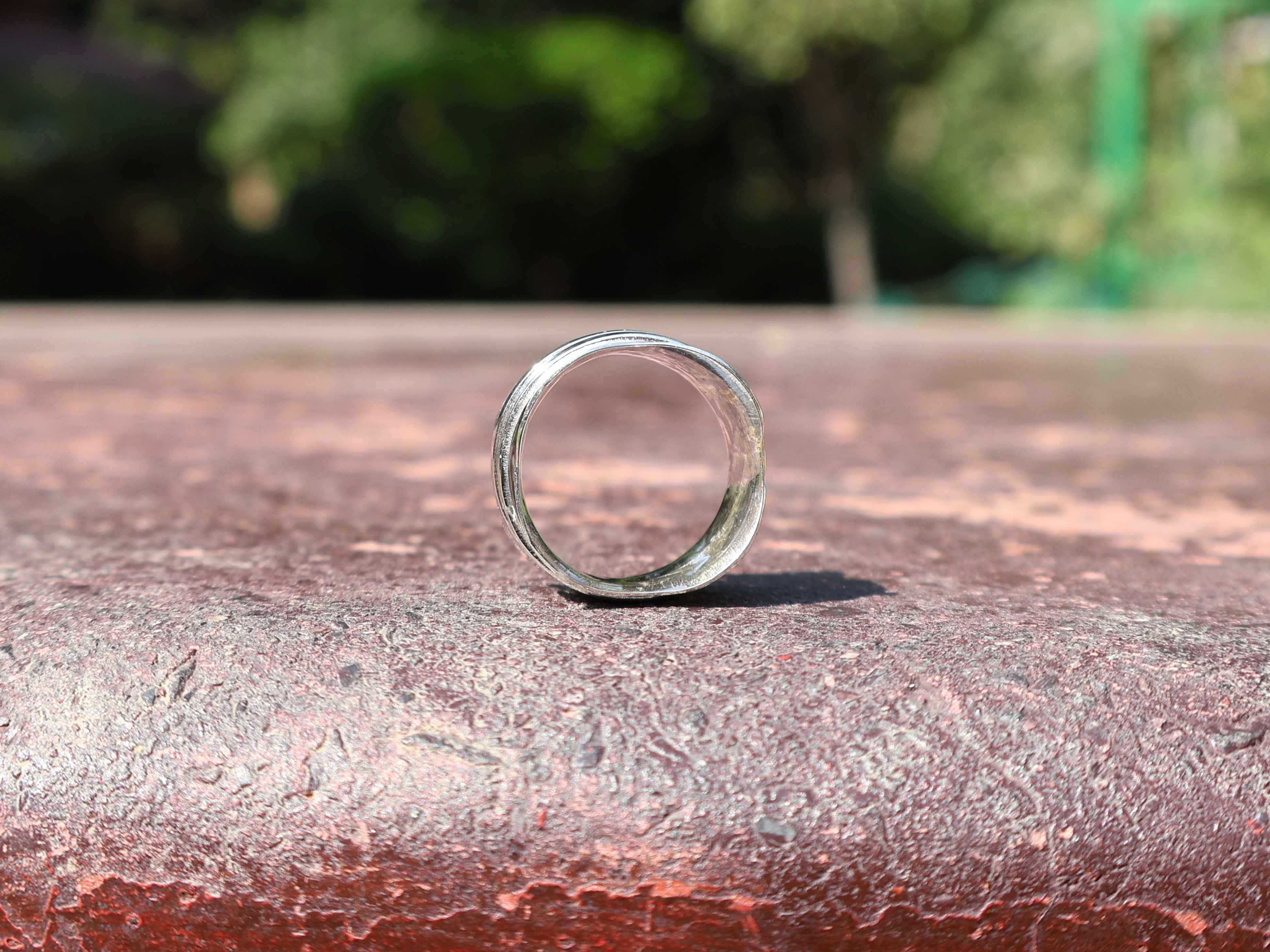 Gehämmerter Bandring aus 925er massivem Sterlingsilber, handgefertigter, einzigartiger Bandring, zarter Ring, Geschenk für Sie