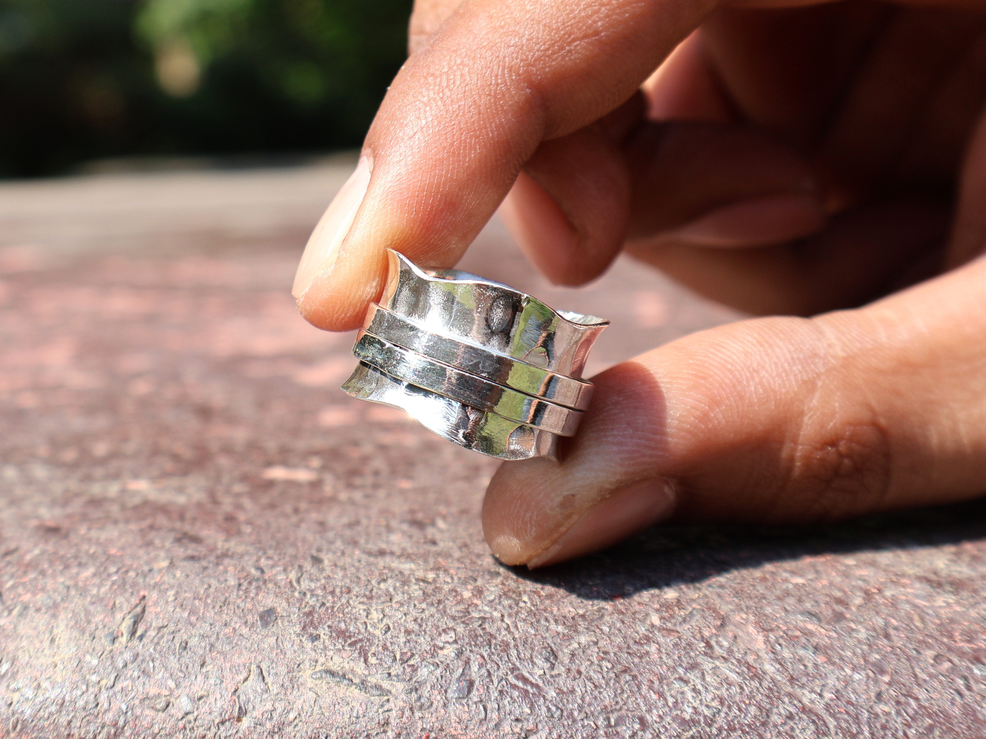 Gehämmerter Bandring aus 925er massivem Sterlingsilber, handgefertigter, einzigartiger Bandring, zarter Ring, Geschenk für Sie