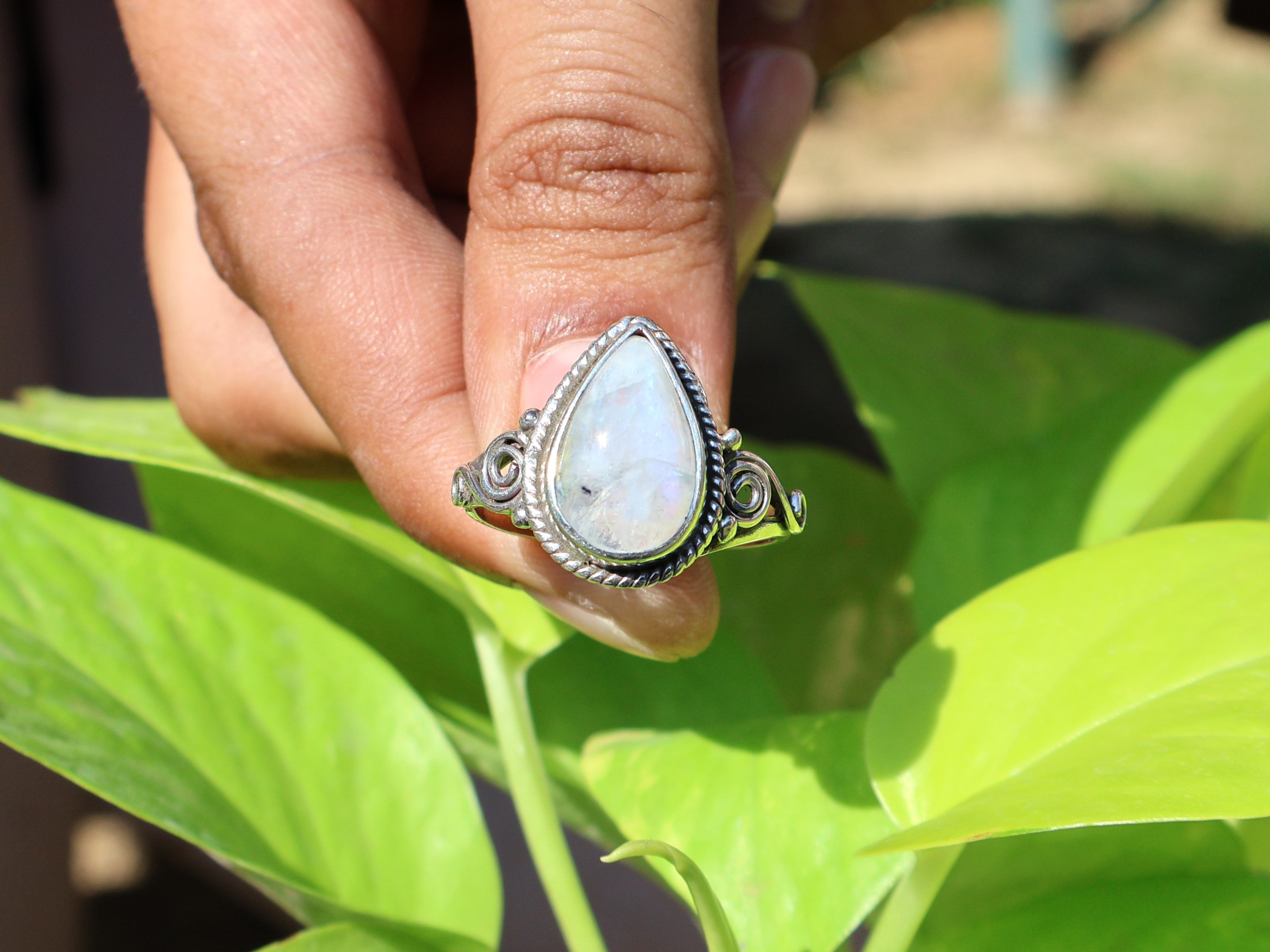 Birnenförmiger Regenbogen-Mondstein-Ring 925 Sterling Silber Minimalistischer Damen-Alltagsring Geschenk für sie