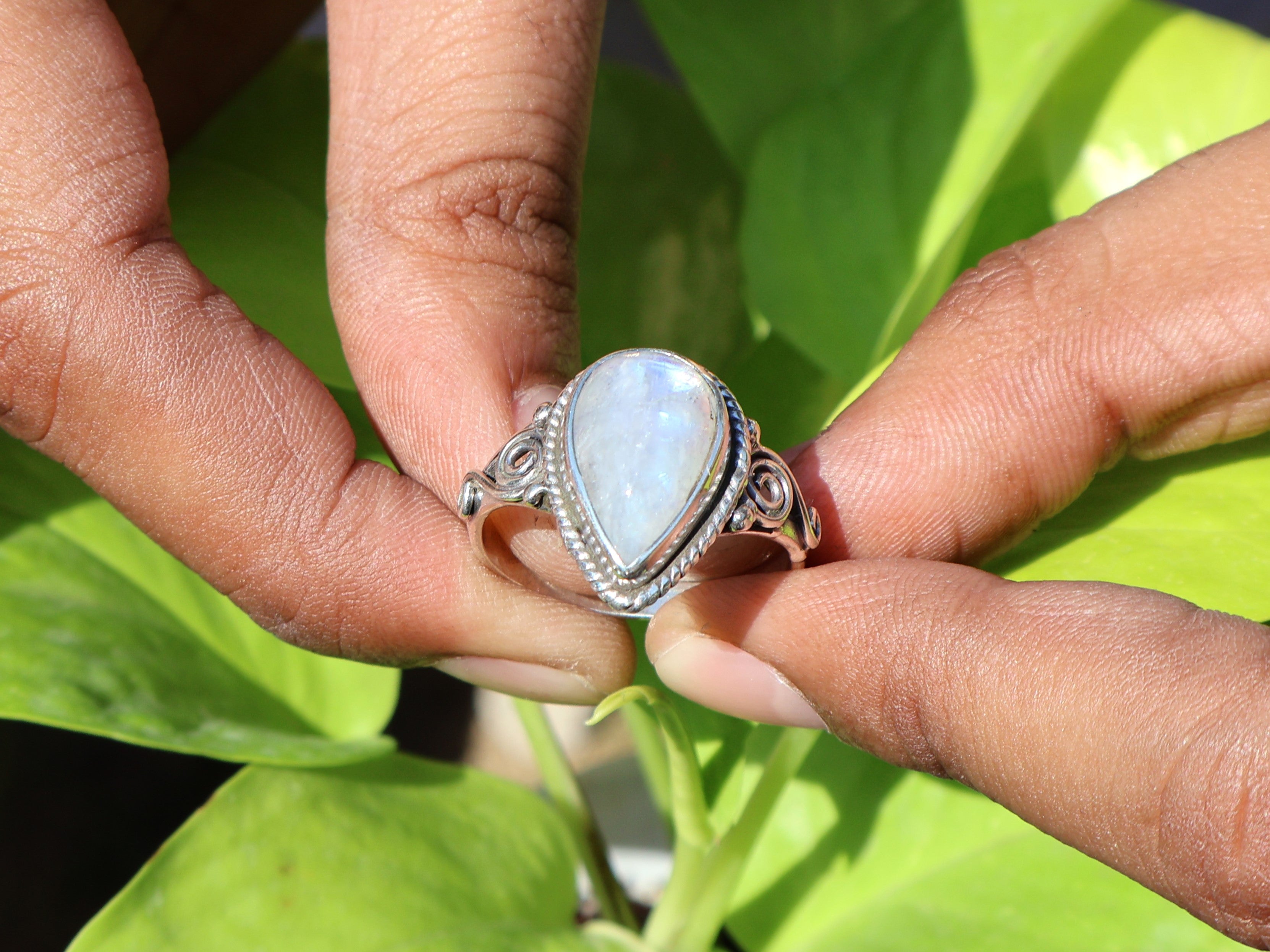 Birnenförmiger Regenbogen-Mondstein-Ring 925 Sterling Silber Minimalistischer Damen-Alltagsring Geschenk für sie