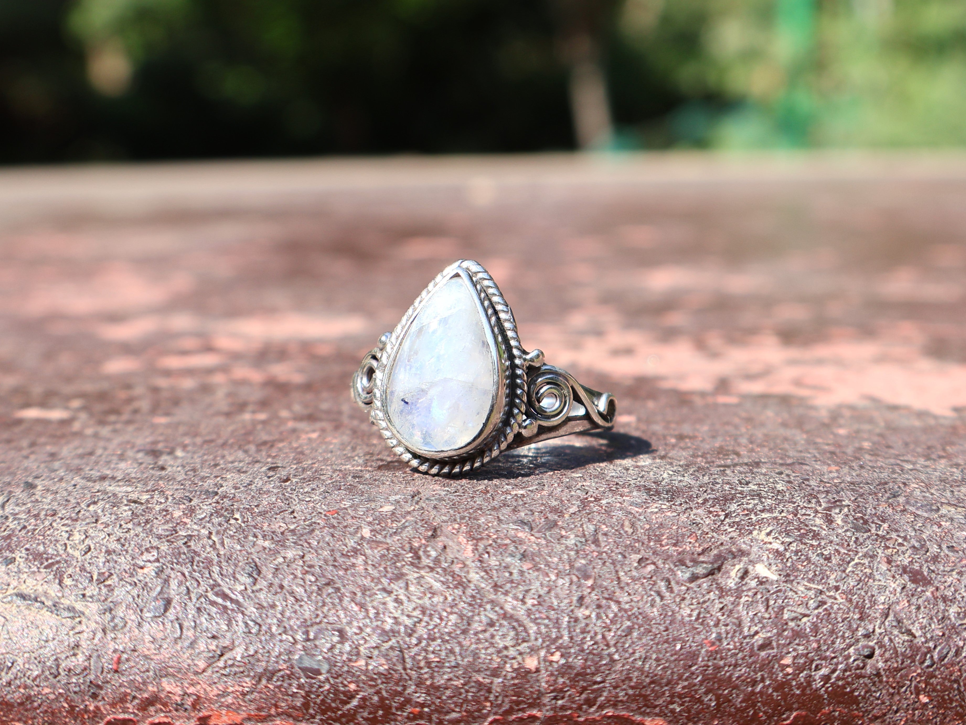 Birnenförmiger Regenbogen-Mondstein-Ring 925 Sterling Silber Minimalistischer Damen-Alltagsring Geschenk für sie