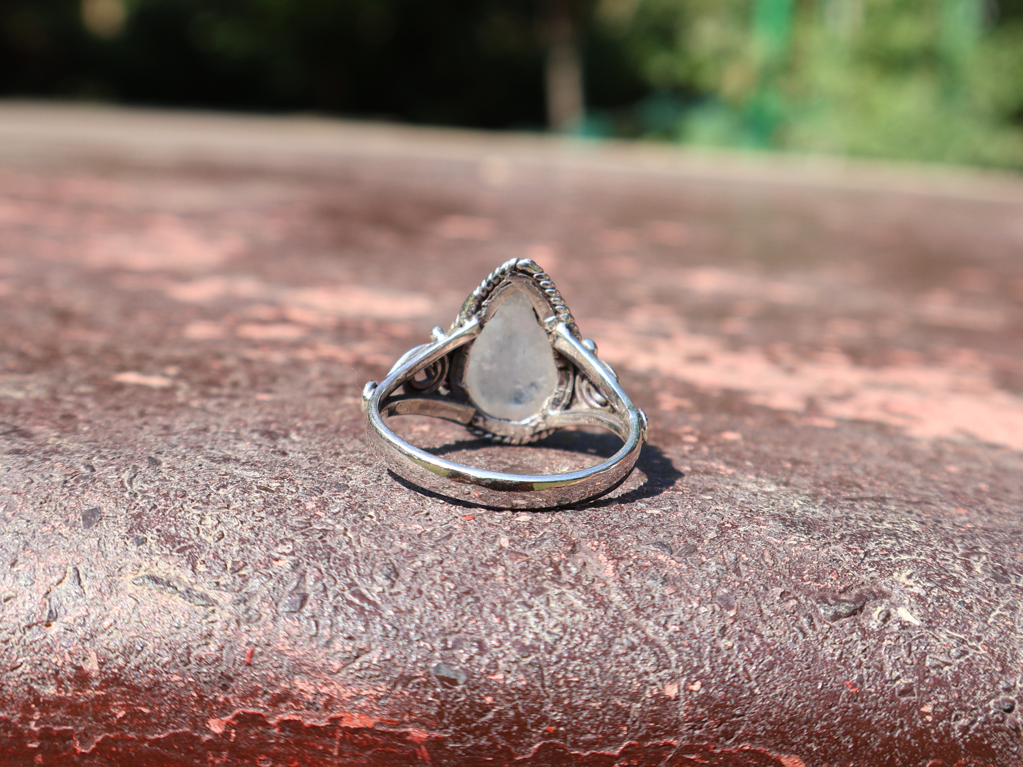 Birnenförmiger Regenbogen-Mondstein-Ring 925 Sterling Silber Minimalistischer Damen-Alltagsring Geschenk für sie