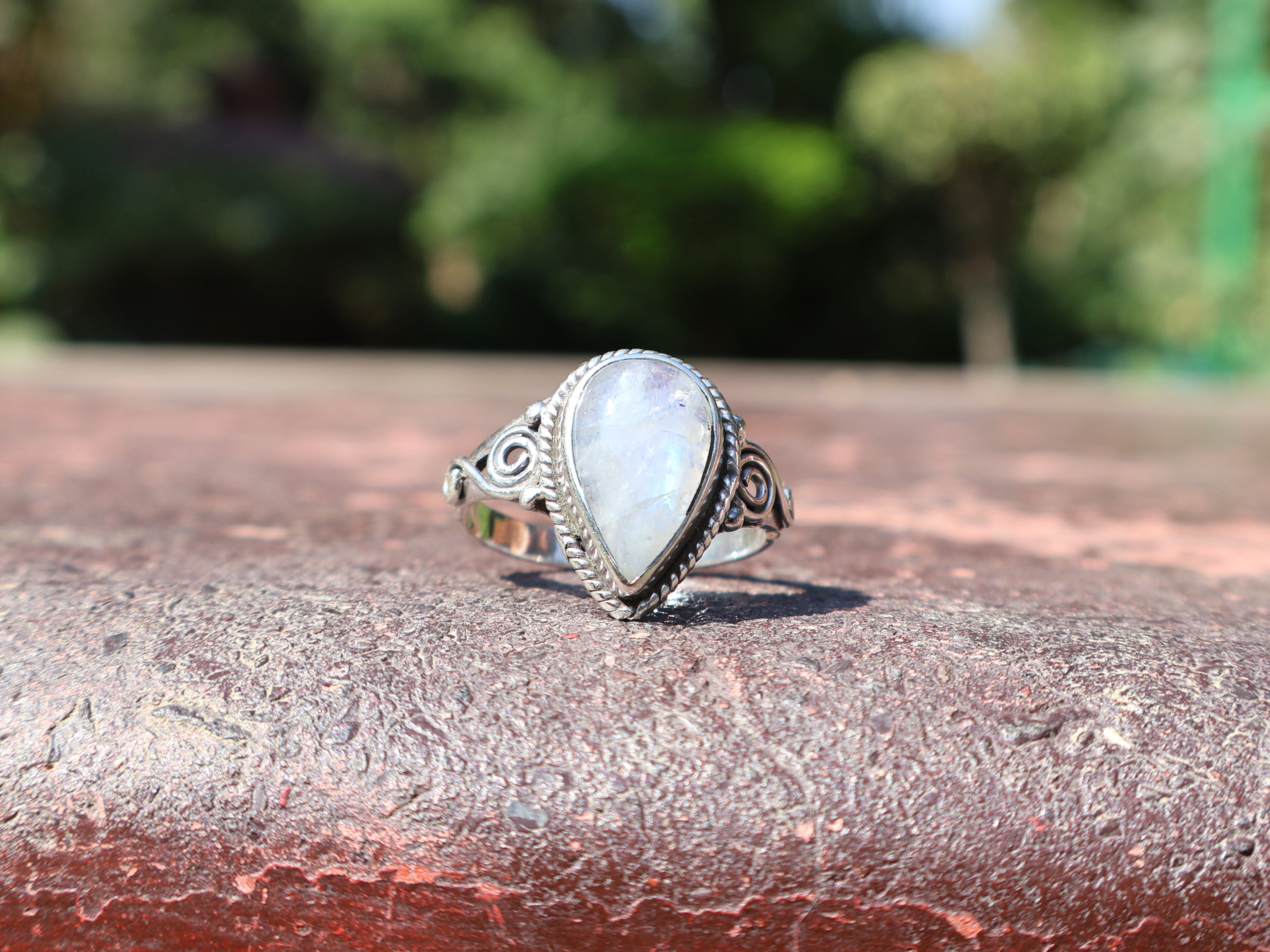Birnenförmiger Regenbogen-Mondstein-Ring 925 Sterling Silber Minimalistischer Damen-Alltagsring Geschenk für sie