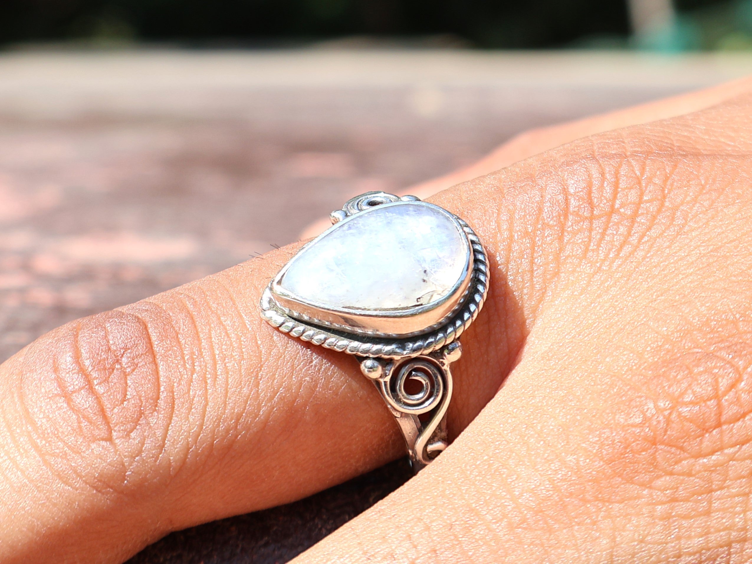 Birnenförmiger Regenbogen-Mondstein-Ring 925 Sterling Silber Minimalistischer Damen-Alltagsring Geschenk für sie