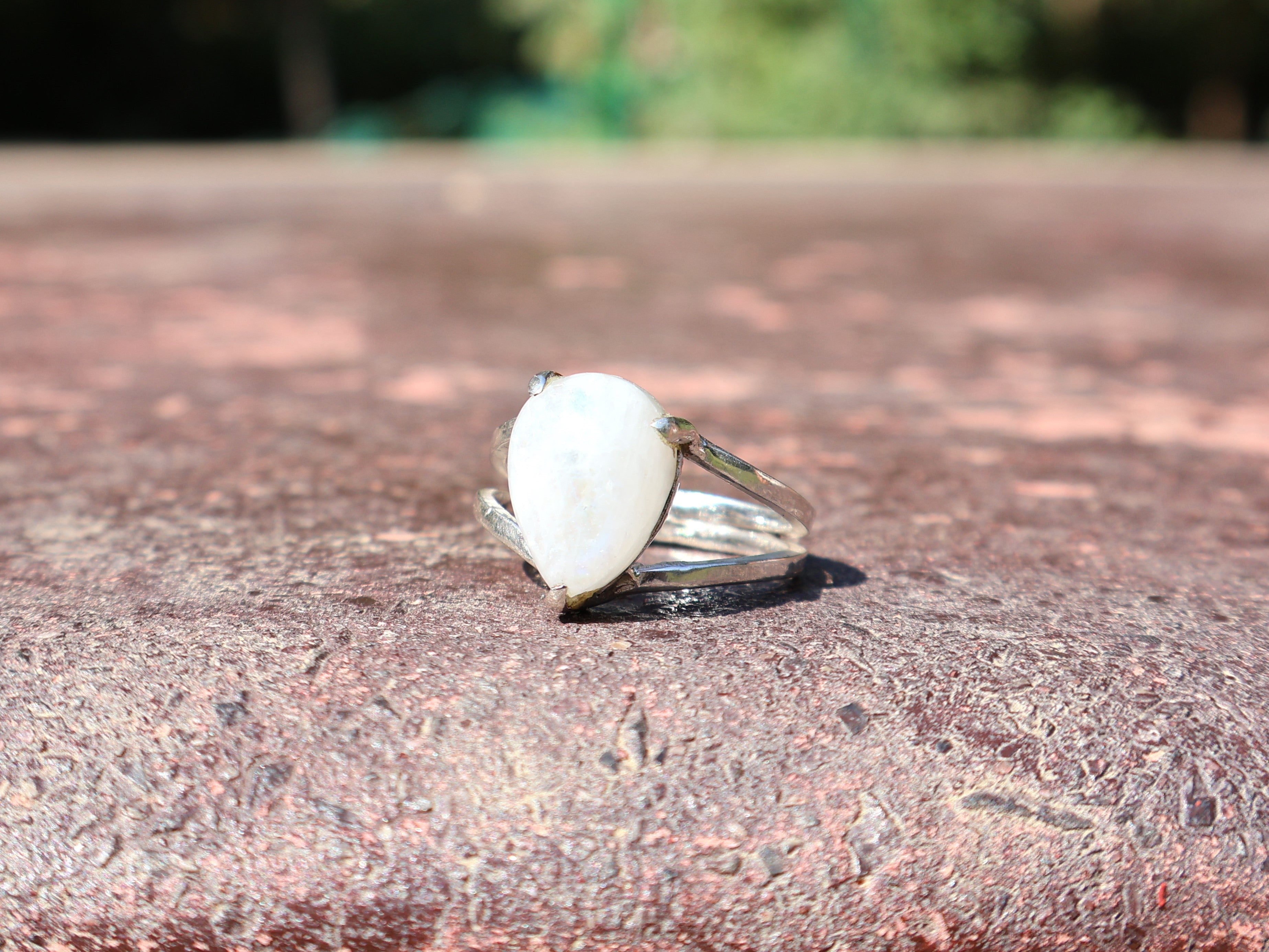 Birnenförmiger Regenbogen-Mondsteinring aus 925er Sterlingsilber, Geschenk für sie, handgefertigter Statement-Ring