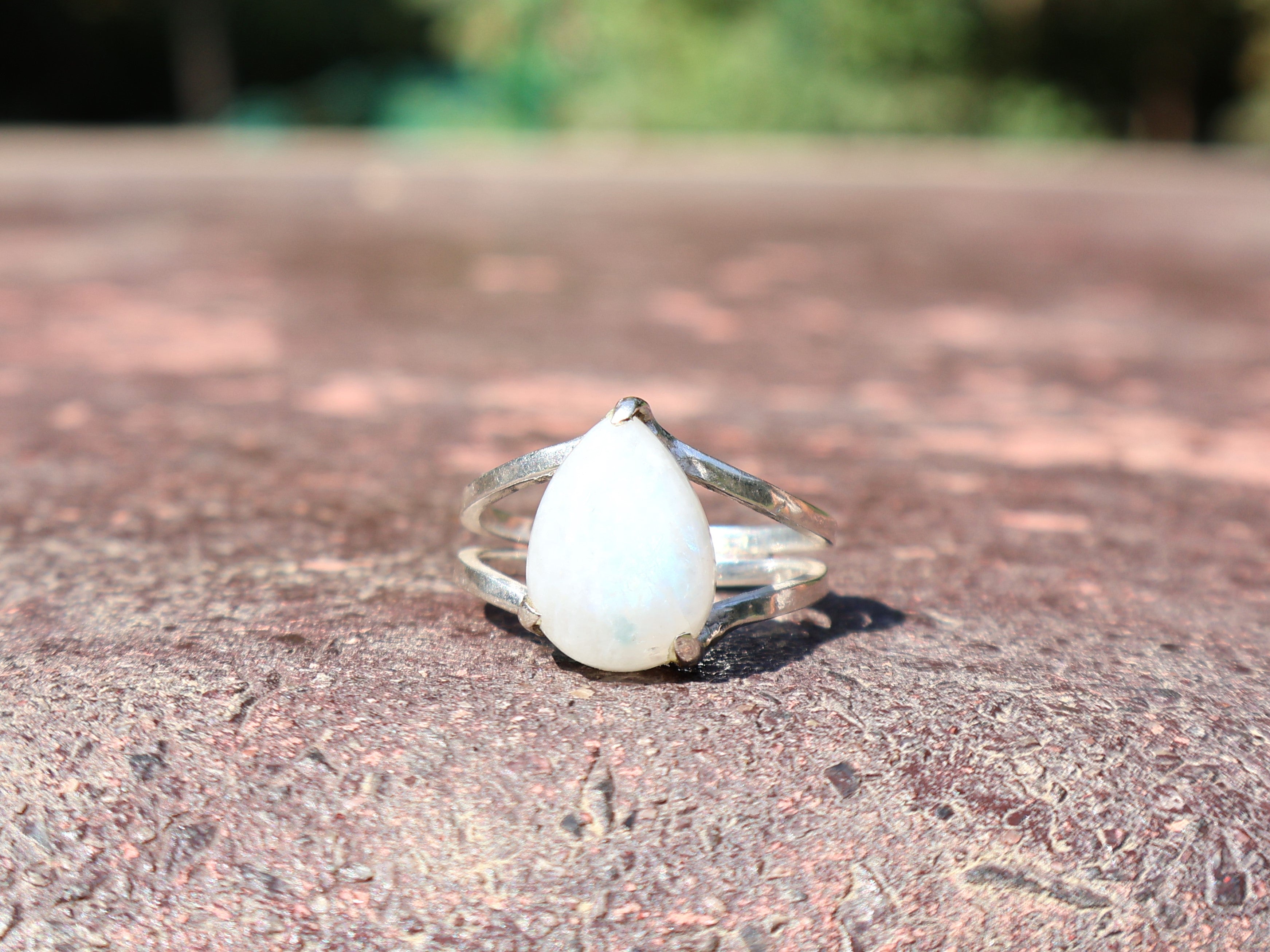 Birnenförmiger Regenbogen-Mondsteinring aus 925er Sterlingsilber, Geschenk für sie, handgefertigter Statement-Ring