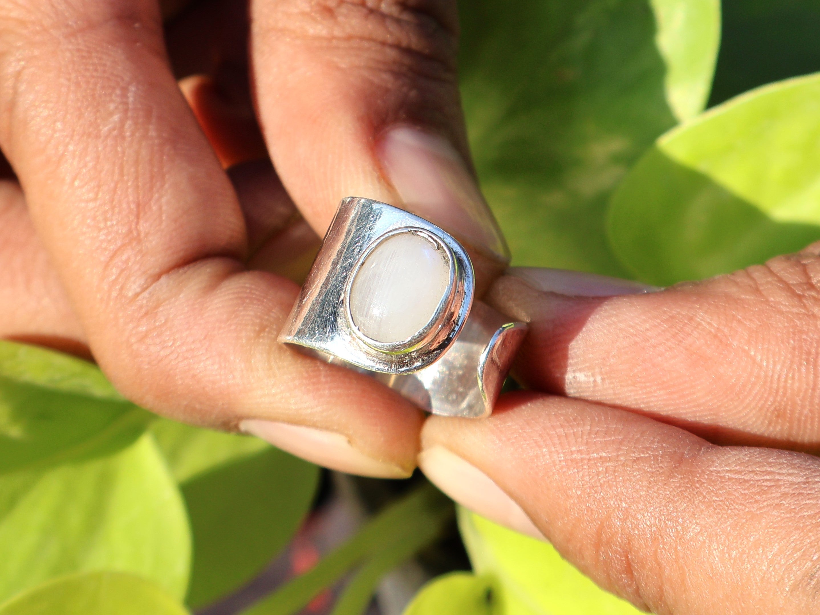 Regenbogenmondstein Silberring Ovaler Mondstein 925 Sterling Ring Damenring Handgemachter Silberring Verlobungsring Gehämmerter Ring
