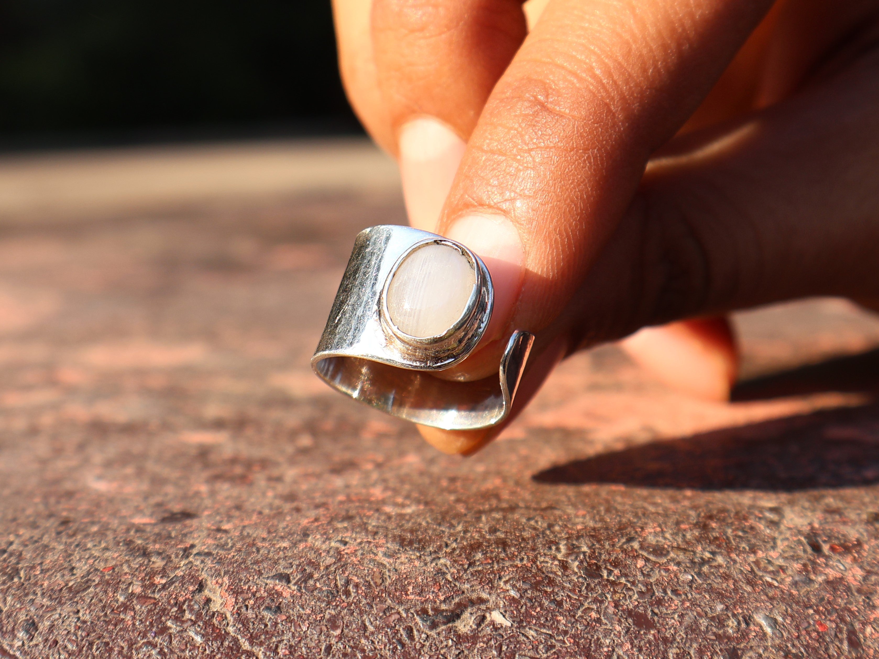 Regenbogenmondstein Silberring Ovaler Mondstein 925 Sterling Ring Damenring Handgemachter Silberring Verlobungsring Gehämmerter Ring