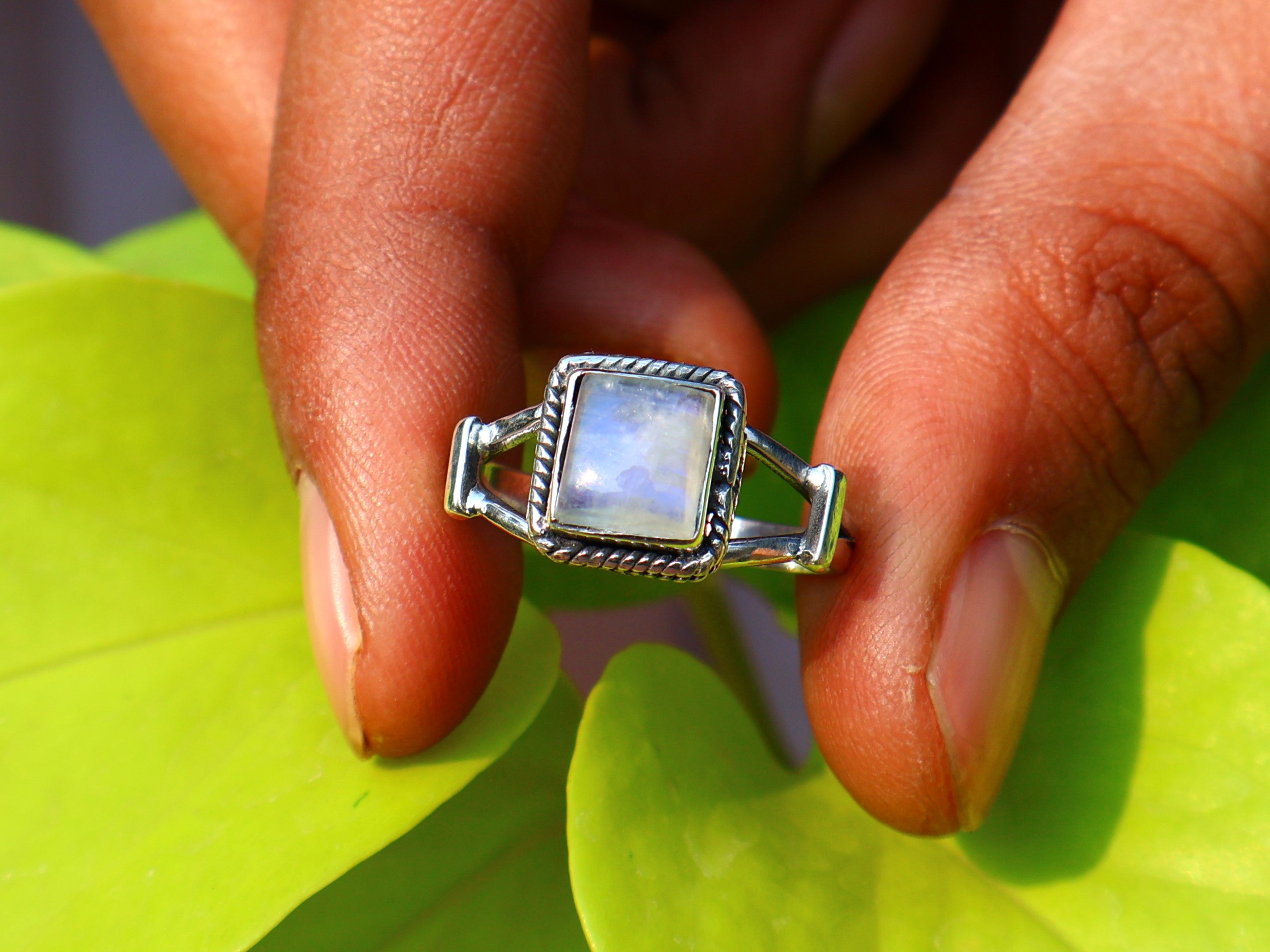 Natürlicher Regenbogen-Mondsteinring Damenring Blauer Feuerring Geburtsstein Quadratischer Edelsteinring