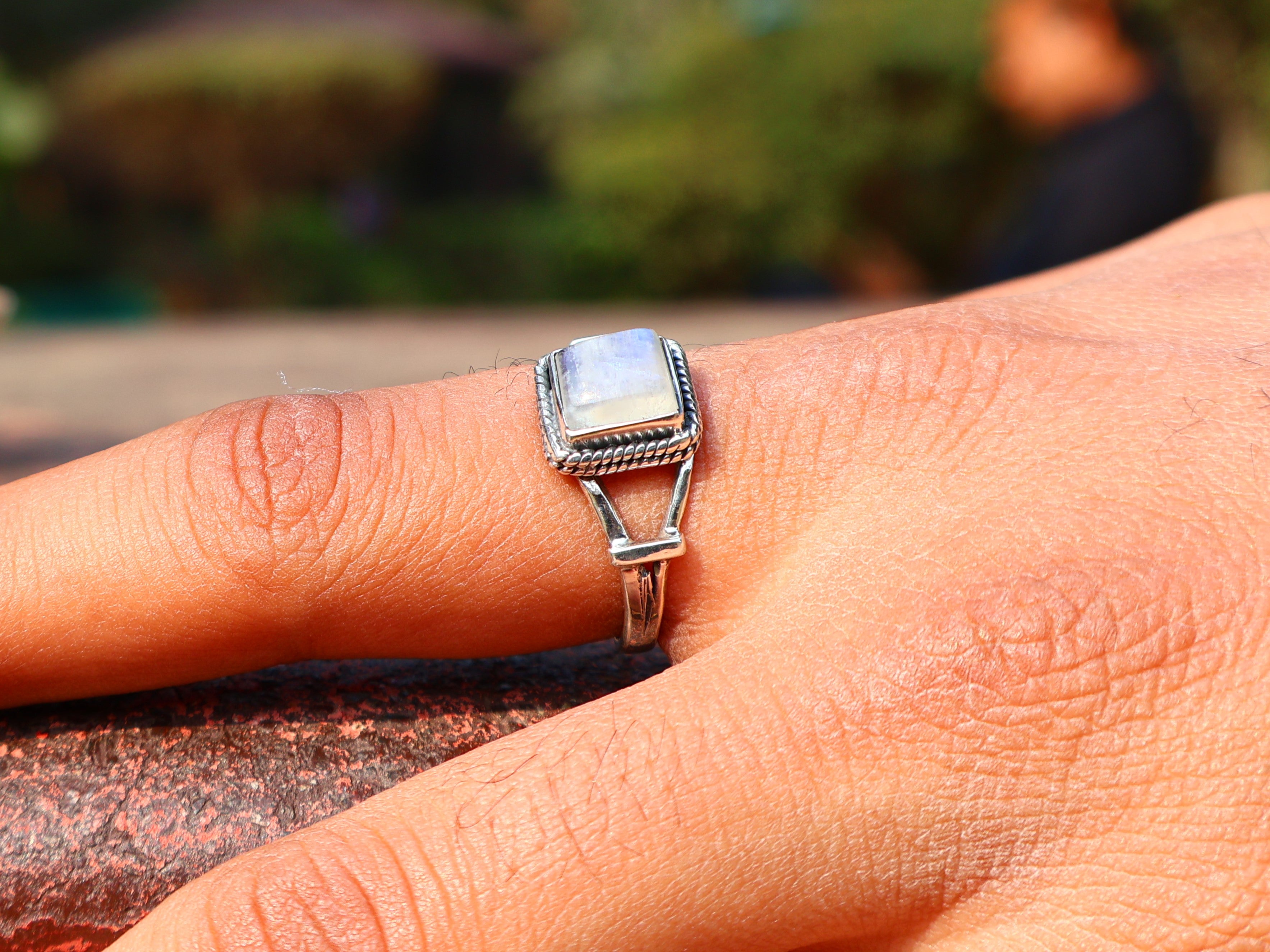 Natürlicher Regenbogen-Mondsteinring Damenring Blauer Feuerring Geburtsstein Quadratischer Edelsteinring