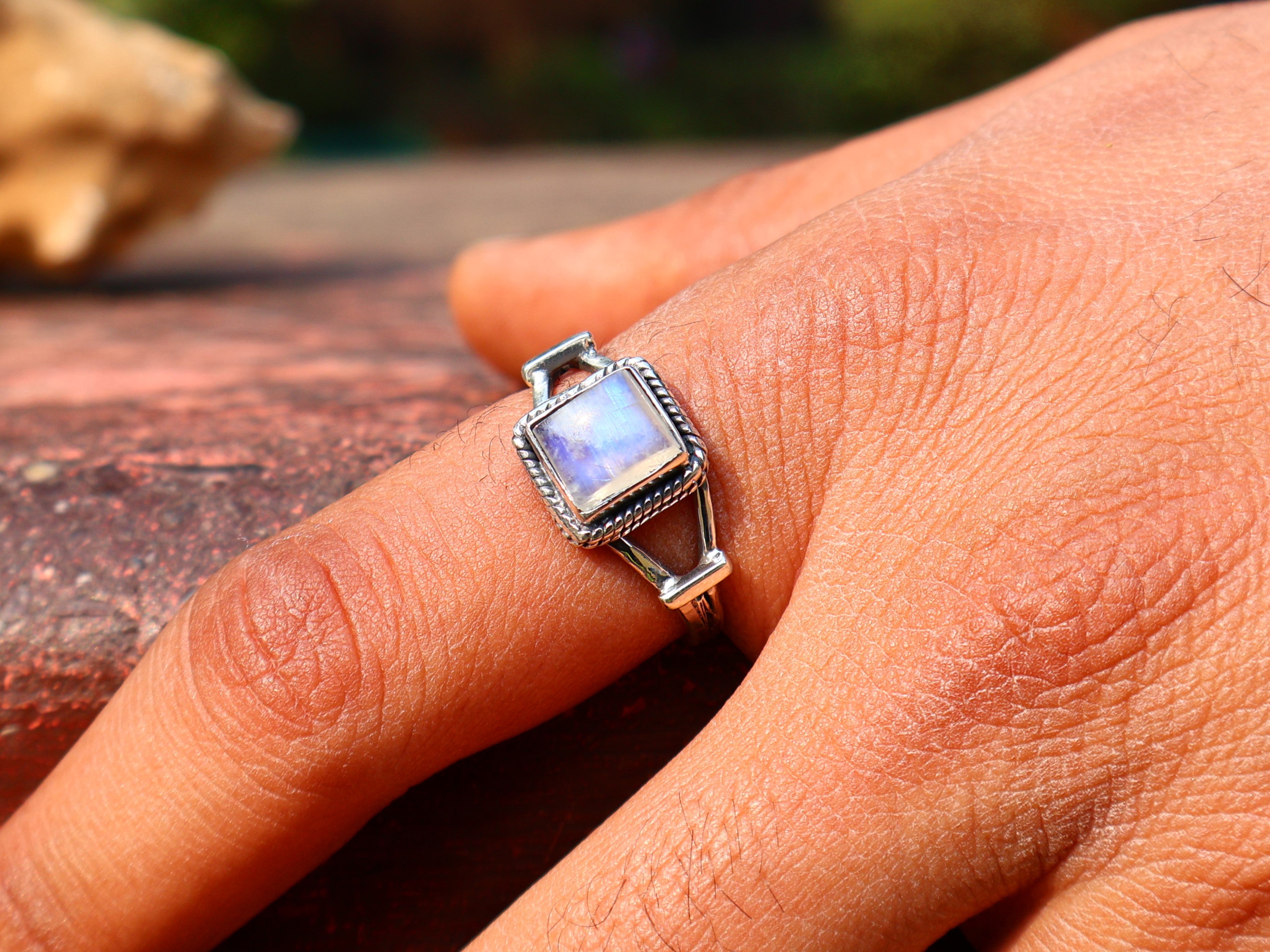 Natürlicher Regenbogen-Mondsteinring Damenring Blauer Feuerring Geburtsstein Quadratischer Edelsteinring