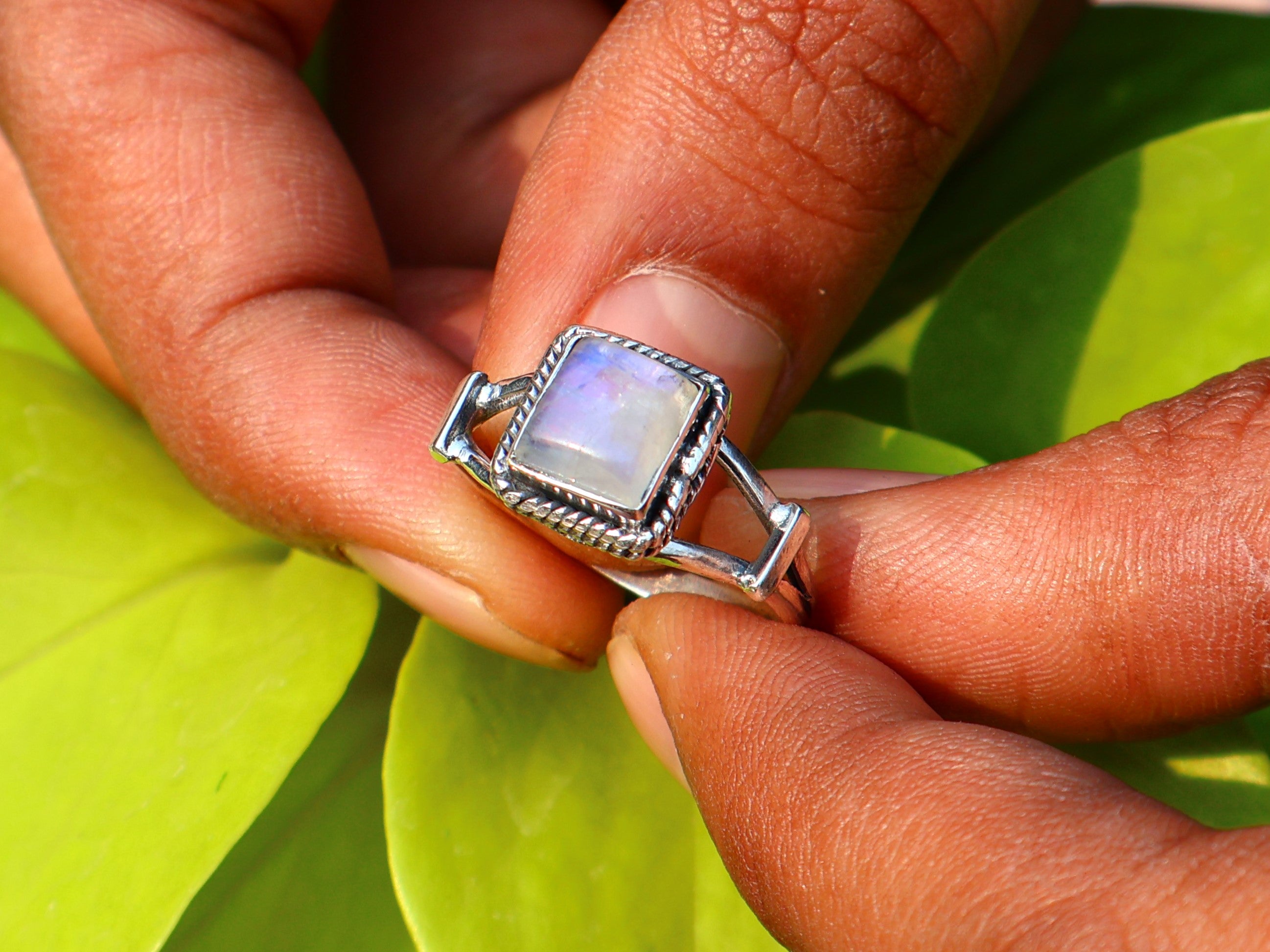 Natürlicher Regenbogen-Mondsteinring Damenring Blauer Feuerring Geburtsstein Quadratischer Edelsteinring