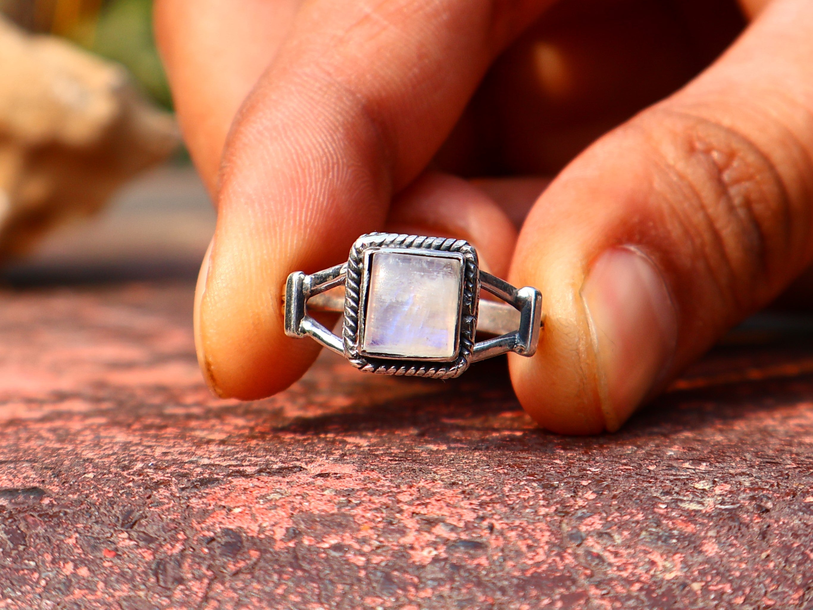 Natürlicher Regenbogen-Mondsteinring Damenring Blauer Feuerring Geburtsstein Quadratischer Edelsteinring