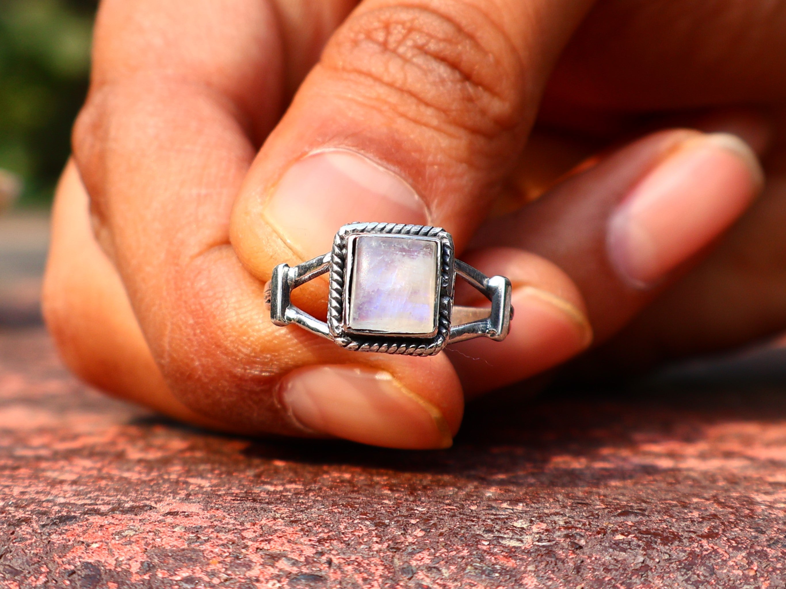 Natürlicher Regenbogen-Mondsteinring Damenring Blauer Feuerring Geburtsstein Quadratischer Edelsteinring
